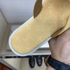 ⚠️【L *V】⚠️高品质,顶尖工艺品⚠️男士拖鞋⚠️正码:38 -45,46,47,订做⚠最新经典L老 ⚠️【L *V】⚠️高品质,顶尖工艺品⚠️男士拖鞋⚠️正码:38 -45,46,47,订做⚠最新经典L老