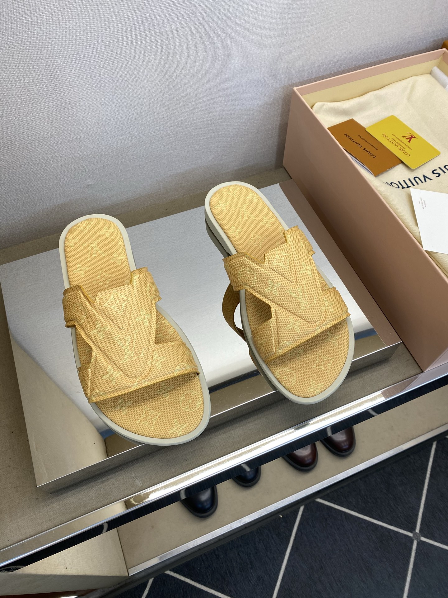 ⚠️【L ＊V】⚠️高品质，顶尖工艺品⚠️男士拖鞋⚠️正码：38 －45，46，47，订做⚠最新经典L老