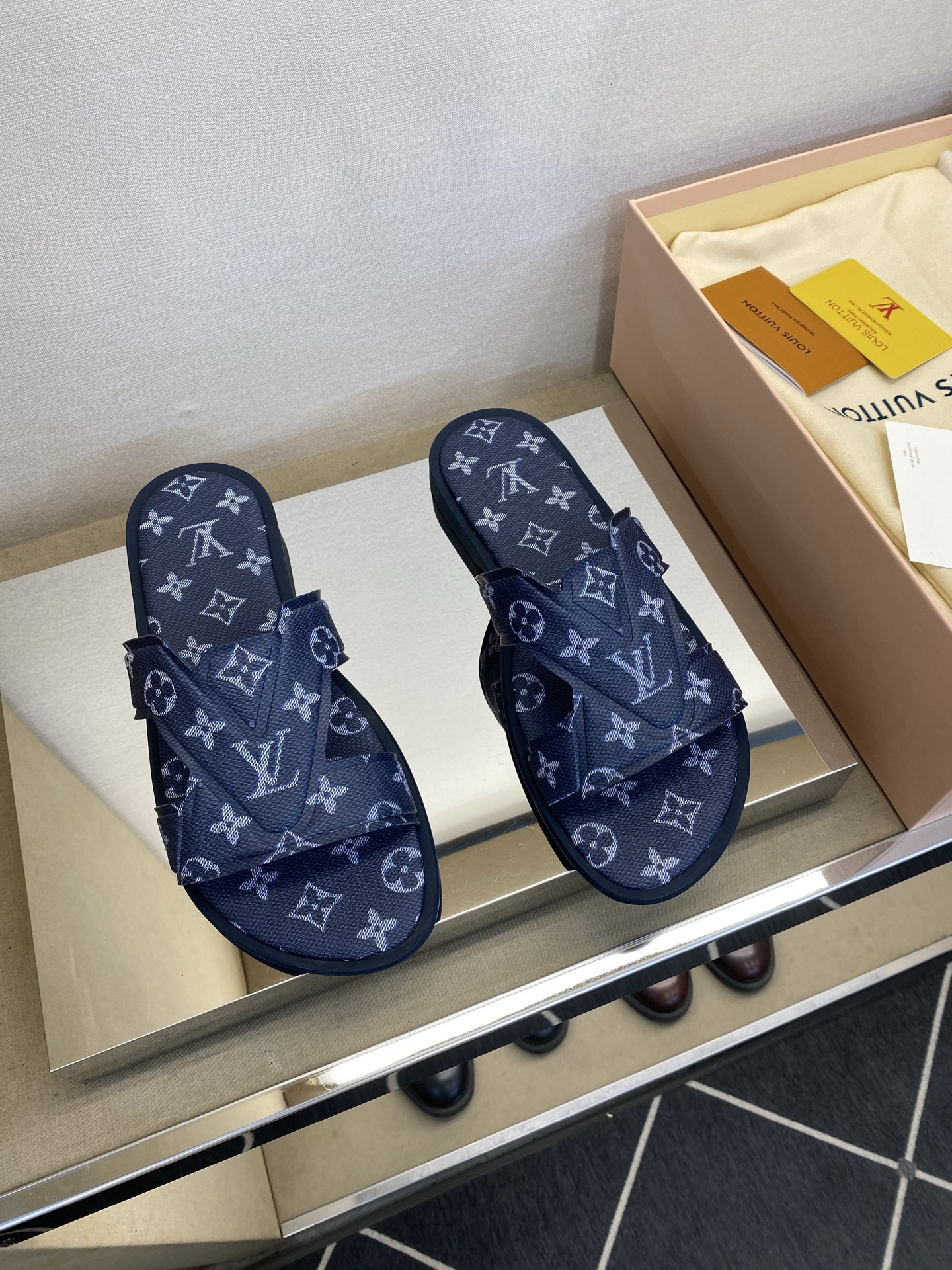 ⚠️【L ＊V】⚠️高品质，顶尖工艺品⚠️男士拖鞋⚠️正码：38 －45，46，47，订做⚠最新经典L老