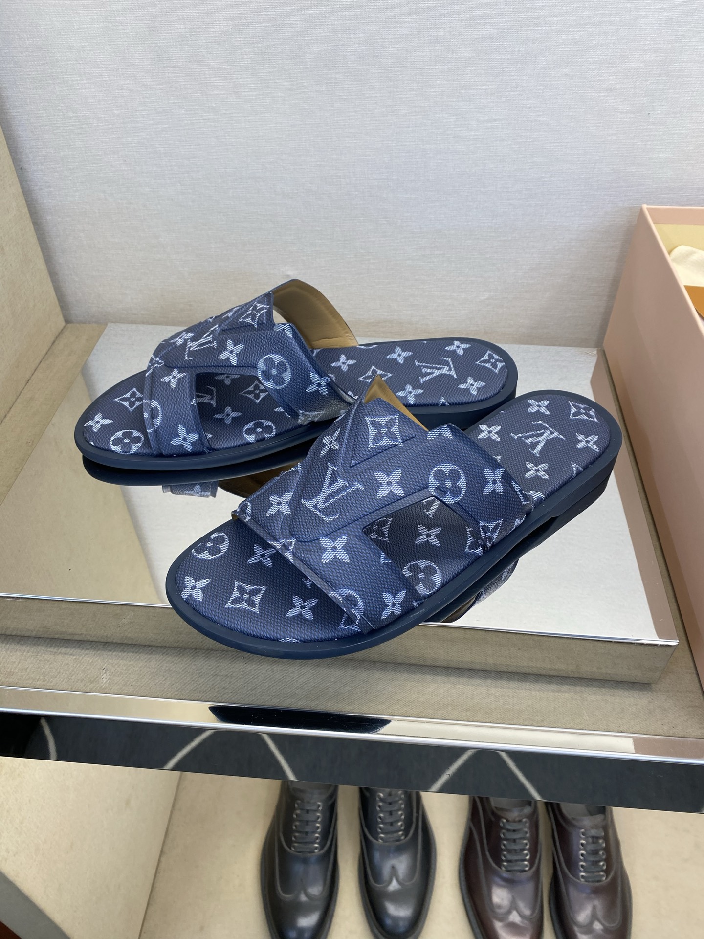 ⚠️【L *V】⚠️高品质,顶尖工艺品⚠️男士拖鞋⚠️正码:38 -45,46,47,订做⚠最新经典L老 ⚠️【L *V】⚠️高品质,顶尖工艺品⚠️男士拖鞋⚠️正码:38 -45,46,47,订做⚠最新经典L老