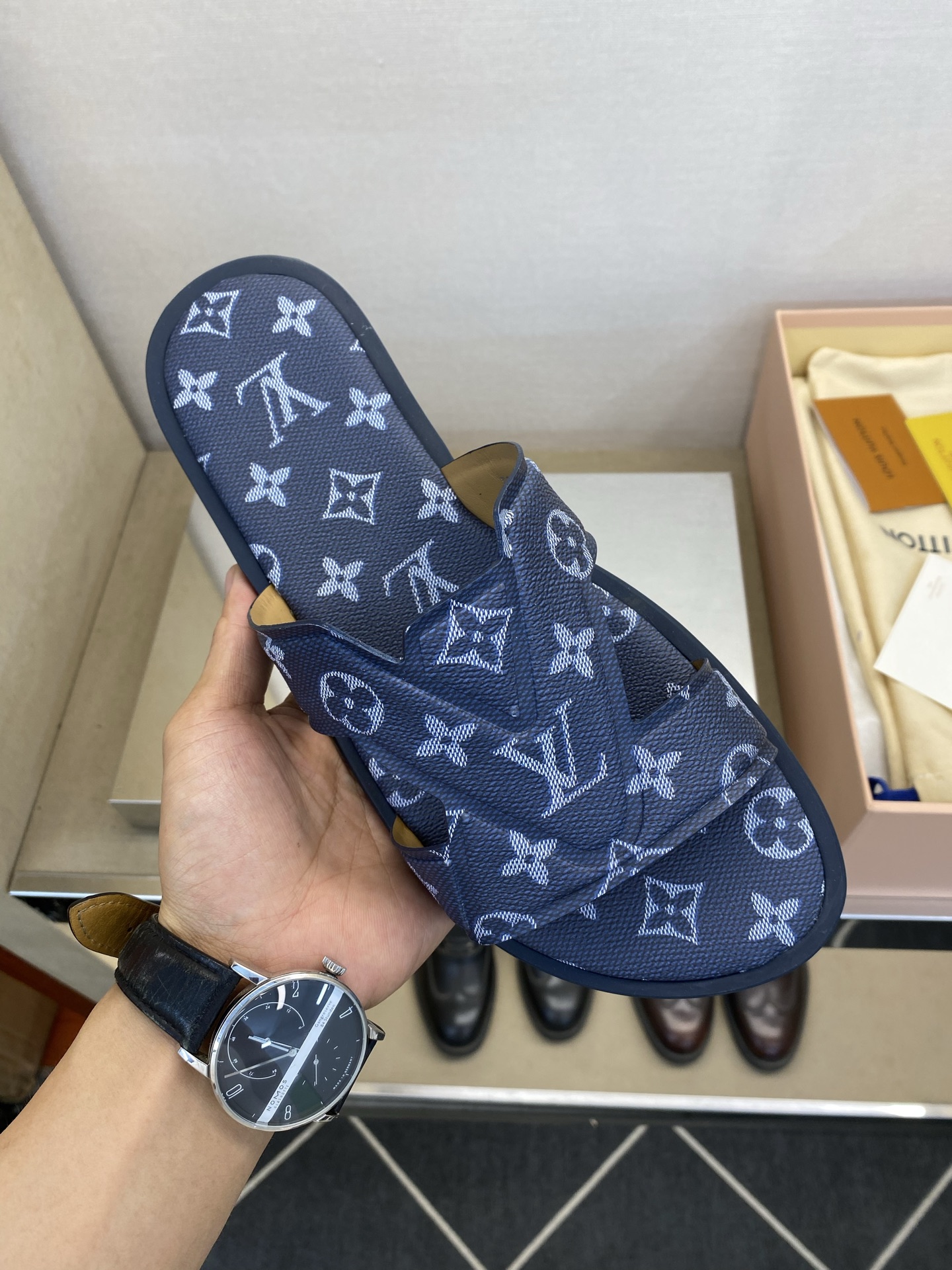 ⚠️【L *V】⚠️高品质,顶尖工艺品⚠️男士拖鞋⚠️正码:38 -45,46,47,订做⚠最新经典L老 ⚠️【L *V】⚠️高品质,顶尖工艺品⚠️男士拖鞋⚠️正码:38 -45,46,47,订做⚠最新经典L老