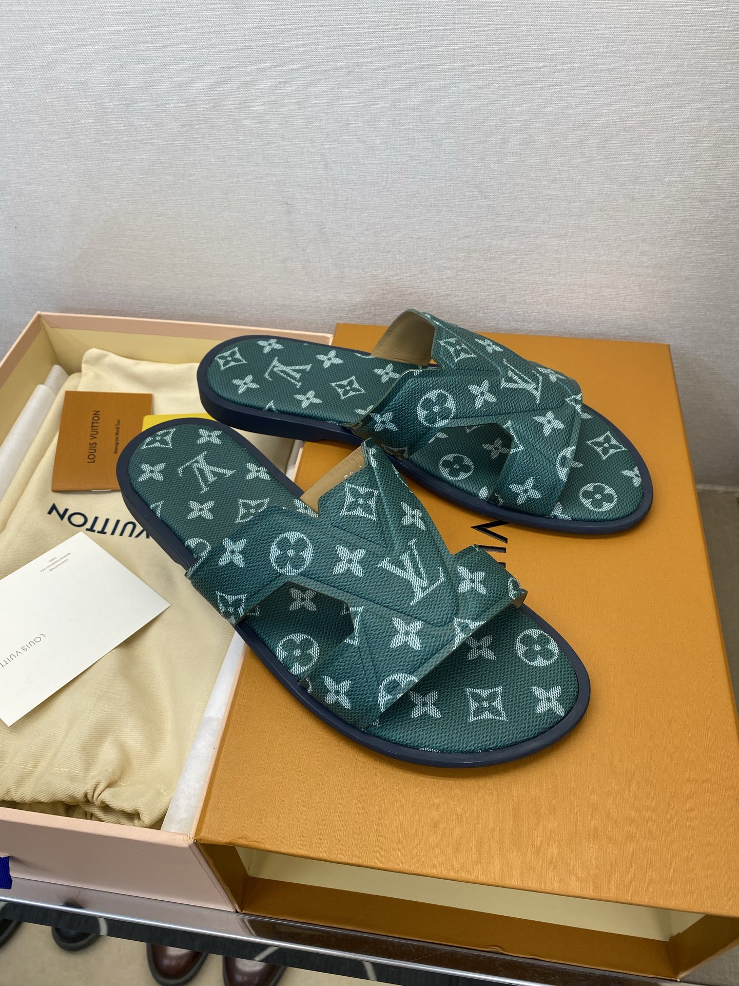 ⚠️【L *V】⚠️高品质,顶尖工艺品⚠️男士拖鞋⚠️正码:38 -45,46,47,订做⚠最新经典L老 ⚠️【L *V】⚠️高品质,顶尖工艺品⚠️男士拖鞋⚠️正码:38 -45,46,47,订做⚠最新经典L老