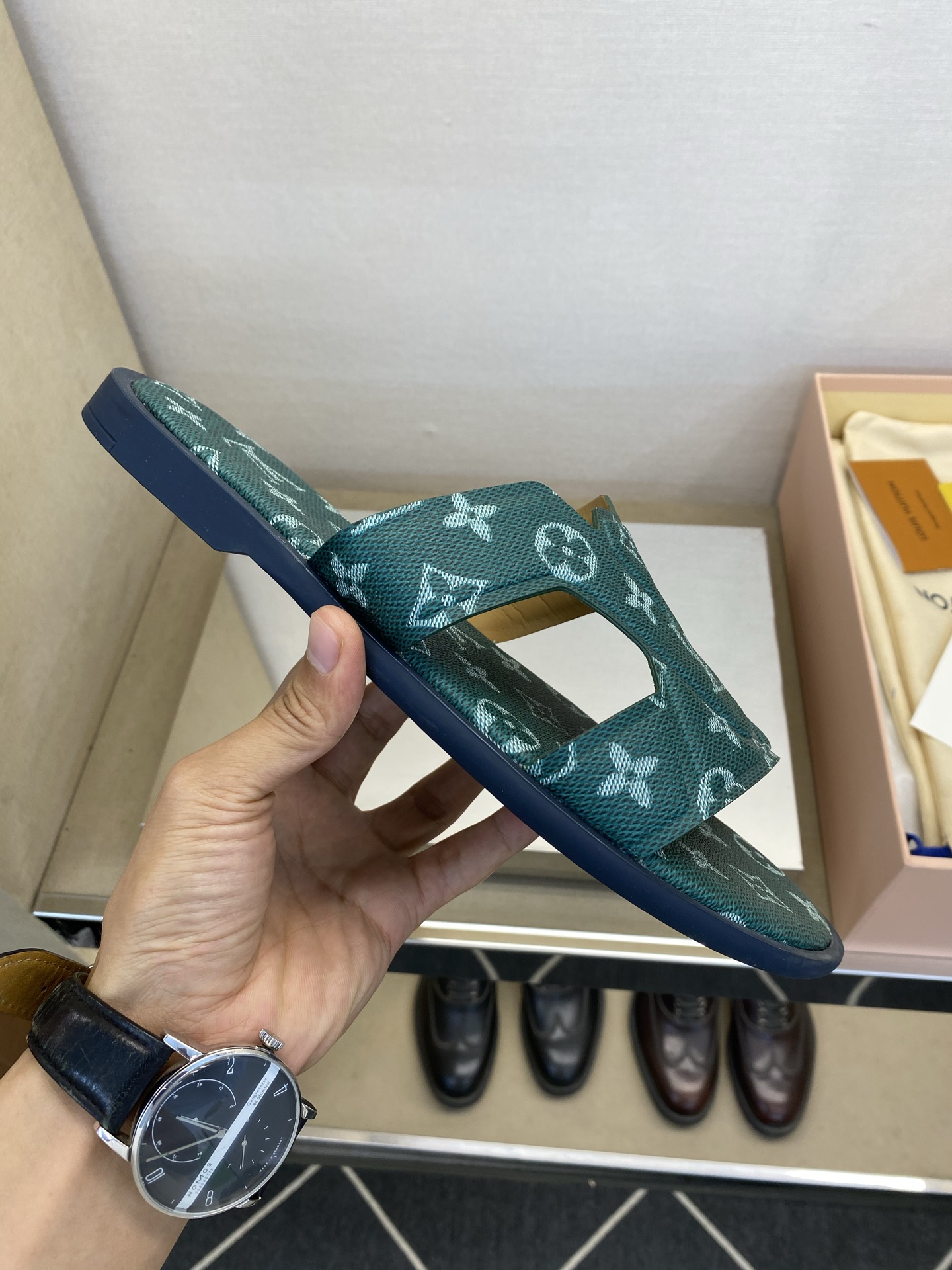 ⚠️【L *V】⚠️高品质,顶尖工艺品⚠️男士拖鞋⚠️正码:38 -45,46,47,订做⚠最新经典L老 ⚠️【L *V】⚠️高品质,顶尖工艺品⚠️男士拖鞋⚠️正码:38 -45,46,47,订做⚠最新经典L老