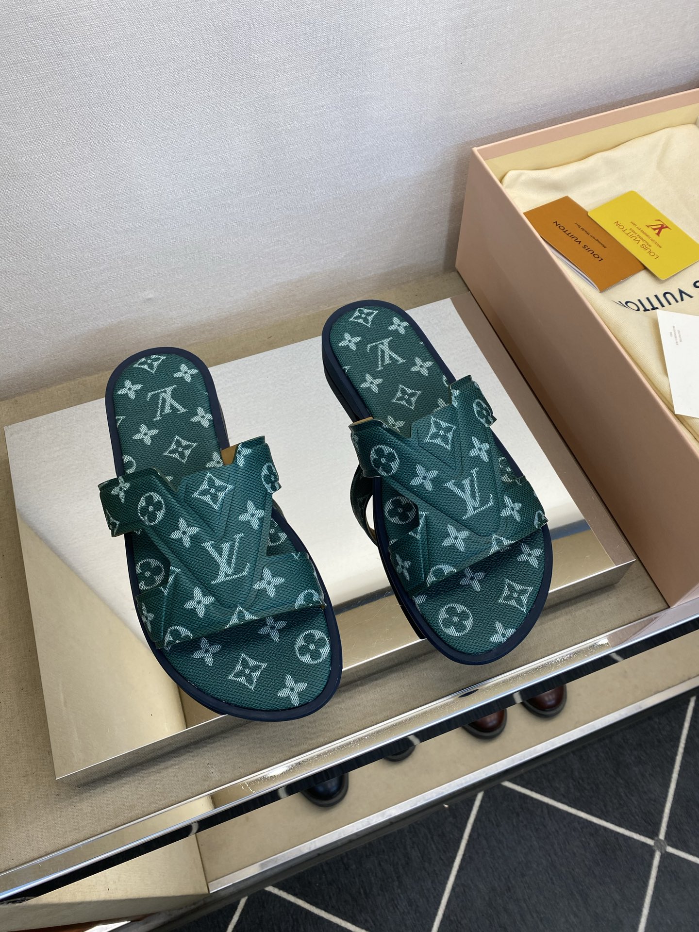 ⚠️【L ＊V】⚠️高品质，顶尖工艺品⚠️男士拖鞋⚠️正码：38 －45，46，47，订做⚠最新经典L老