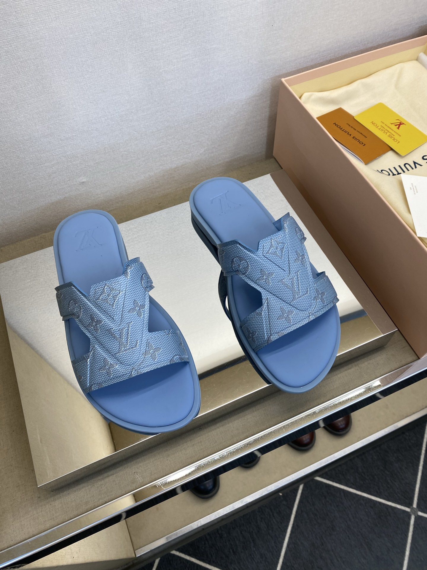 ⚠️【L ＊V】⚠️高品质，顶尖工艺品⚠️男士拖鞋⚠️正码：38 －45，46，47，订做⚠最新经典L老