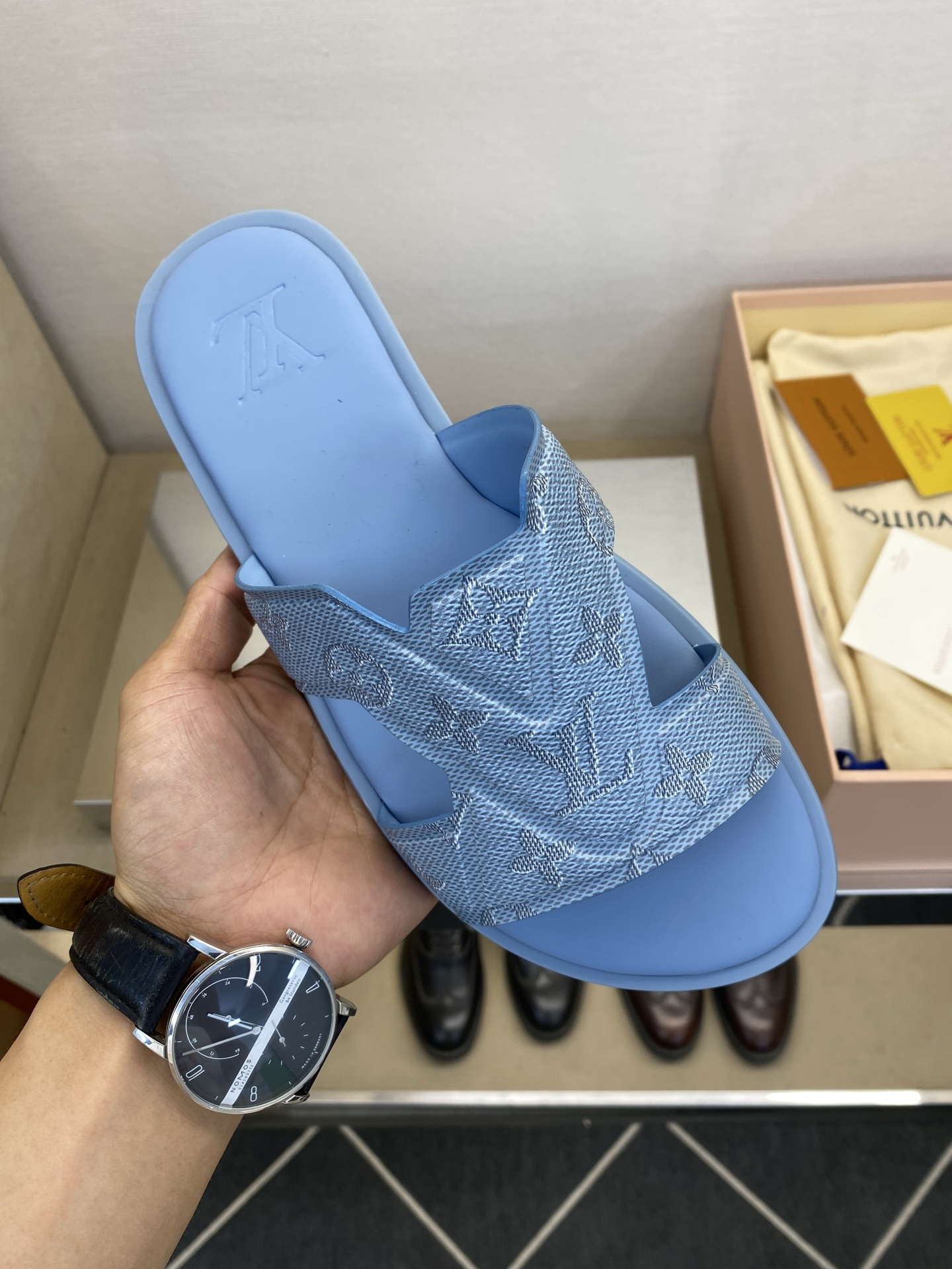 ⚠️【L *V】⚠️高品质,顶尖工艺品⚠️男士拖鞋⚠️正码:38 -45,46,47,订做⚠最新经典L老 ⚠️【L *V】⚠️高品质,顶尖工艺品⚠️男士拖鞋⚠️正码:38 -45,46,47,订做⚠最新经典L老