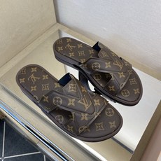 ⚠️【L *V】⚠️高品质,顶尖工艺品⚠️男士拖鞋⚠️正码:38 -45,46,47,订做⚠最新经典L老 ⚠️【L *V】⚠️高品质,顶尖工艺品⚠️男士拖鞋⚠️正码:38 -45,46,47,订做⚠最新经典L老