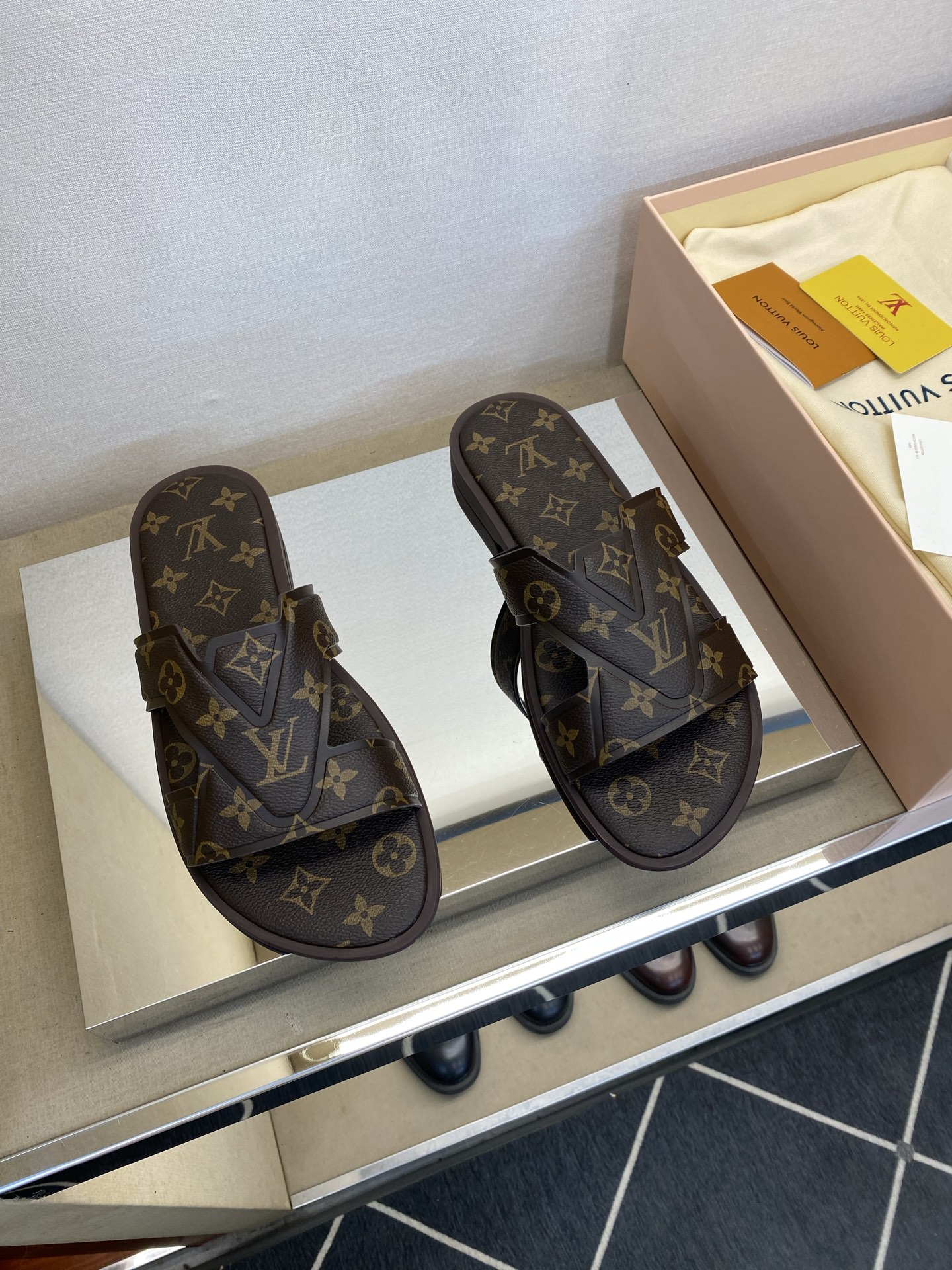 ⚠️【L ＊V】⚠️高品质，顶尖工艺品⚠️男士拖鞋⚠️正码：38 －45，46，47，订做⚠最新经典L老