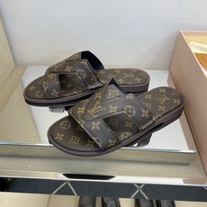 ⚠️【L *V】⚠️高品质,顶尖工艺品⚠️男士拖鞋⚠️正码:38 -45,46,47,订做⚠最新经典L老 ⚠️【L *V】⚠️高品质,顶尖工艺品⚠️男士拖鞋⚠️正码:38 -45,46,47,订做⚠最新经典L老