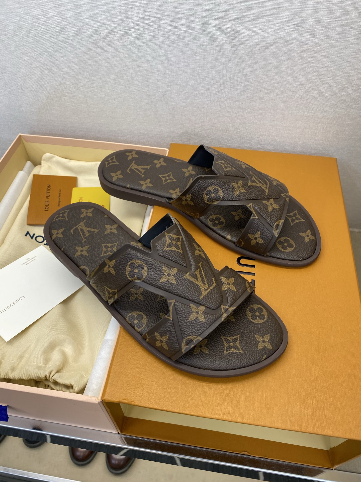 ⚠️【L *V】⚠️高品质,顶尖工艺品⚠️男士拖鞋⚠️正码:38 -45,46,47,订做⚠最新经典L老 ⚠️【L *V】⚠️高品质,顶尖工艺品⚠️男士拖鞋⚠️正码:38 -45,46,47,订做⚠最新经典L老