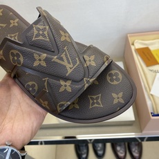 ⚠️【L *V】⚠️高品质,顶尖工艺品⚠️男士拖鞋⚠️正码:38 -45,46,47,订做⚠最新经典L老 ⚠️【L *V】⚠️高品质,顶尖工艺品⚠️男士拖鞋⚠️正码:38 -45,46,47,订做⚠最新经典L老