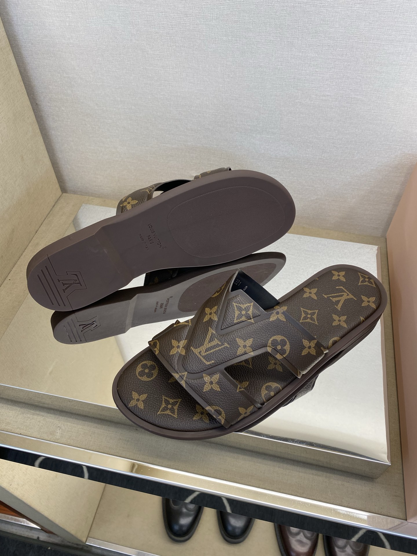 ⚠️【L *V】⚠️高品质,顶尖工艺品⚠️男士拖鞋⚠️正码:38 -45,46,47,订做⚠最新经典L老 ⚠️【L *V】⚠️高品质,顶尖工艺品⚠️男士拖鞋⚠️正码:38 -45,46,47,订做⚠最新经典L老