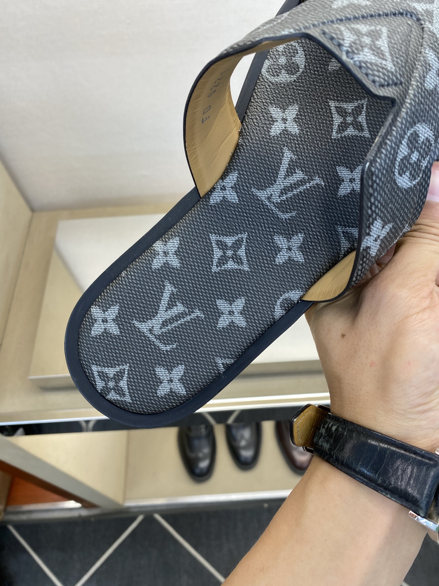⚠️【L *V】⚠️高品质,顶尖工艺品⚠️男士拖鞋⚠️正码:38 -45,46,47,订做⚠最新经典L老 ⚠️【L *V】⚠️高品质,顶尖工艺品⚠️男士拖鞋⚠️正码:38 -45,46,47,订做⚠最新经典L老