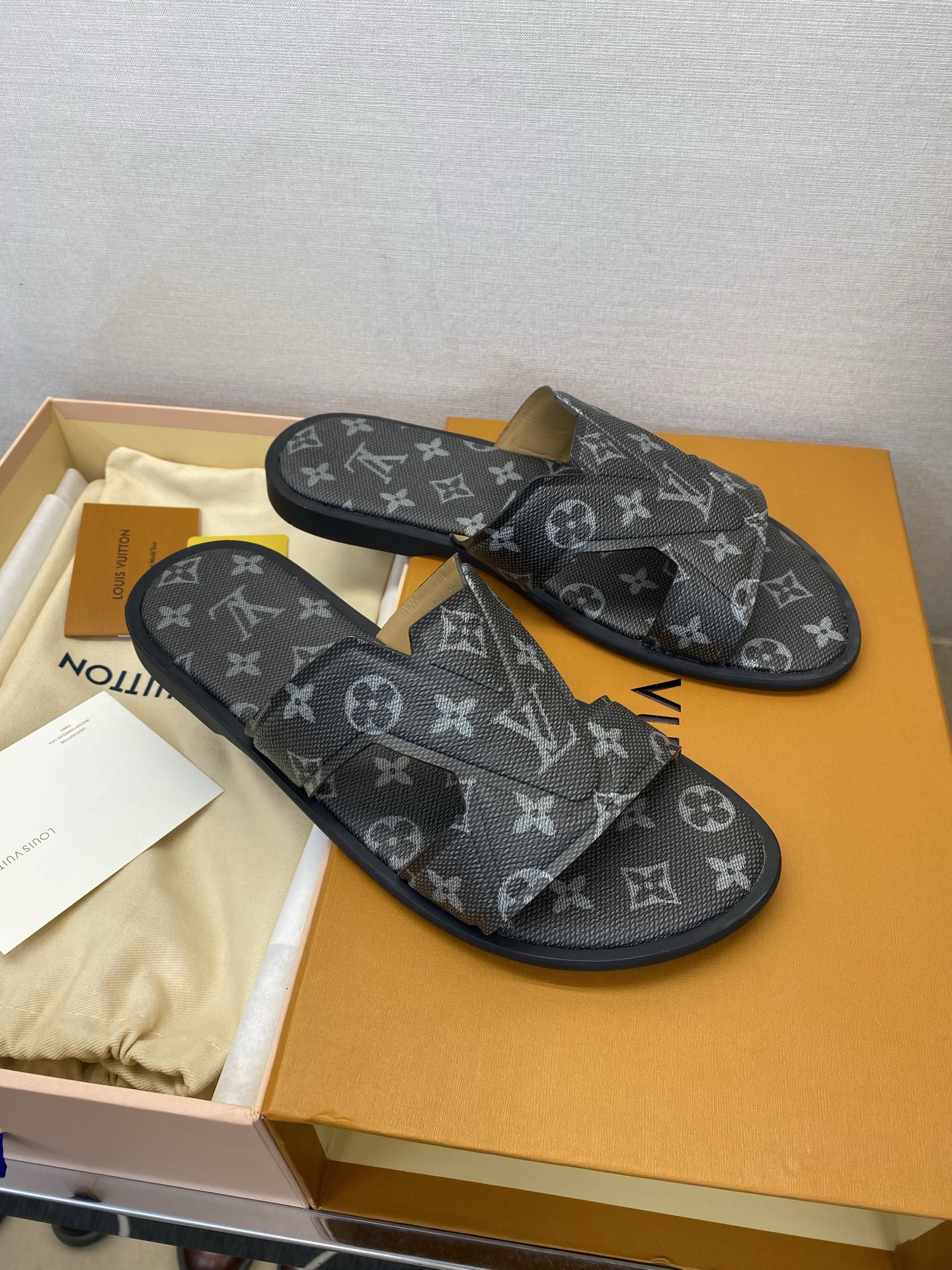 ⚠️【L *V】⚠️高品质,顶尖工艺品⚠️男士拖鞋⚠️正码:38 -45,46,47,订做⚠最新经典L老 ⚠️【L *V】⚠️高品质,顶尖工艺品⚠️男士拖鞋⚠️正码:38 -45,46,47,订做⚠最新经典L老