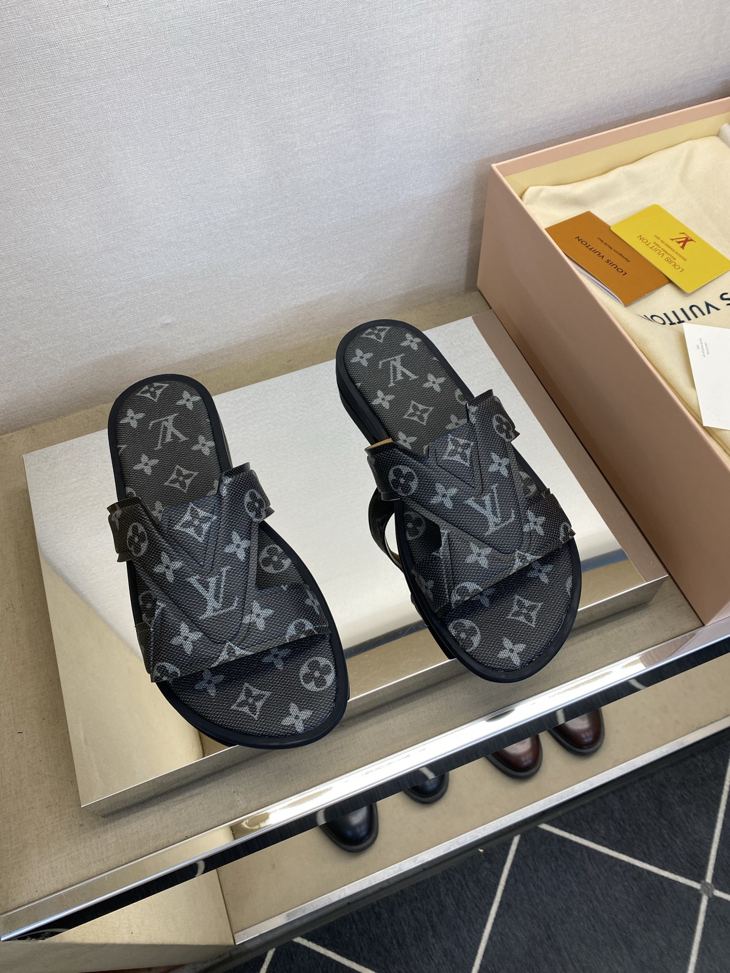 ⚠️【L ＊V】⚠️高品质，顶尖工艺品⚠️男士拖鞋⚠️正码：38 －45，46，47，订做⚠最新经典L老