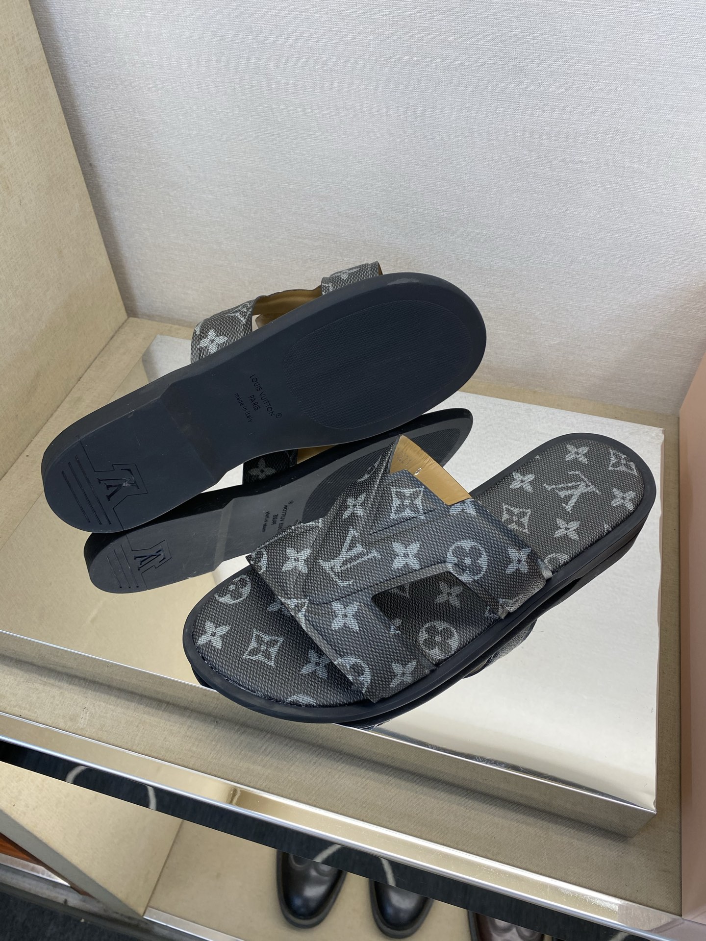 ⚠️【L *V】⚠️高品质,顶尖工艺品⚠️男士拖鞋⚠️正码:38 -45,46,47,订做⚠最新经典L老 ⚠️【L *V】⚠️高品质,顶尖工艺品⚠️男士拖鞋⚠️正码:38 -45,46,47,订做⚠最新经典L老