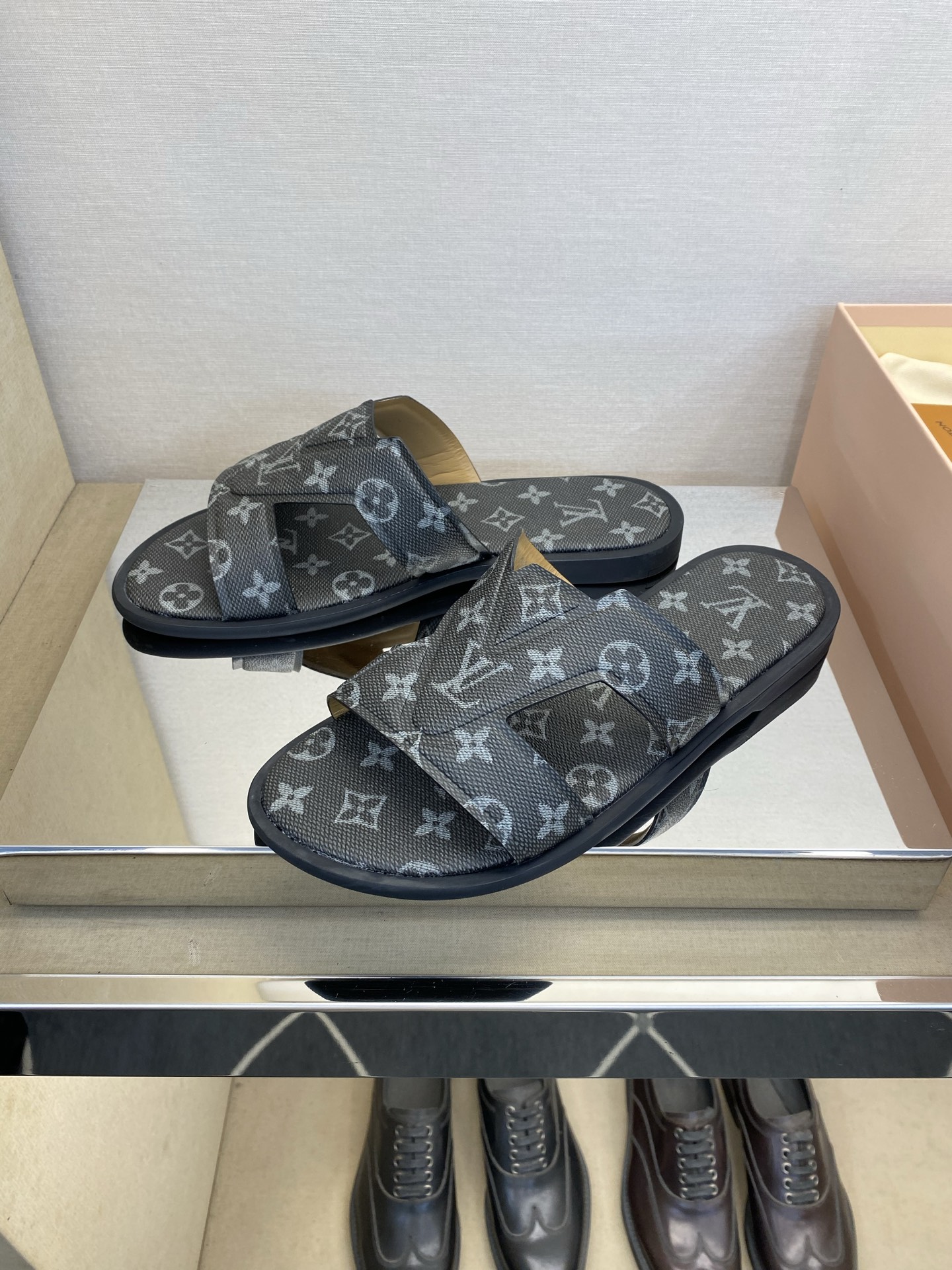 ⚠️【L *V】⚠️高品质,顶尖工艺品⚠️男士拖鞋⚠️正码:38 -45,46,47,订做⚠最新经典L老 ⚠️【L *V】⚠️高品质,顶尖工艺品⚠️男士拖鞋⚠️正码:38 -45,46,47,订做⚠最新经典L老