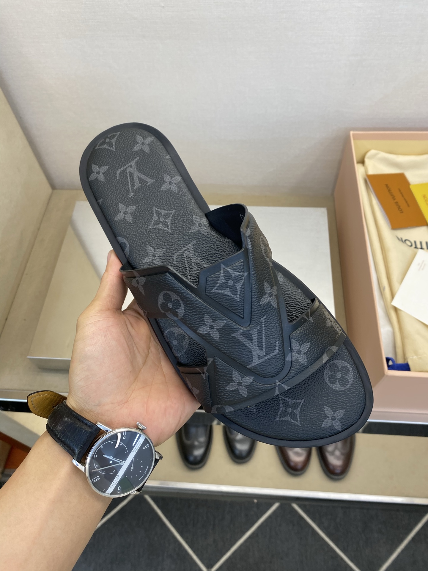 ⚠️【L *V】⚠️高品质,顶尖工艺品⚠️男士拖鞋⚠️正码:38 -45,46,47,订做⚠最新经典L老 ⚠️【L *V】⚠️高品质,顶尖工艺品⚠️男士拖鞋⚠️正码:38 -45,46,47,订做⚠最新经典L老