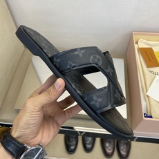 ⚠️【L *V】⚠️高品质,顶尖工艺品⚠️男士拖鞋⚠️正码:38 -45,46,47,订做⚠最新经典L老 ⚠️【L *V】⚠️高品质,顶尖工艺品⚠️男士拖鞋⚠️正码:38 -45,46,47,订做⚠最新经典L老