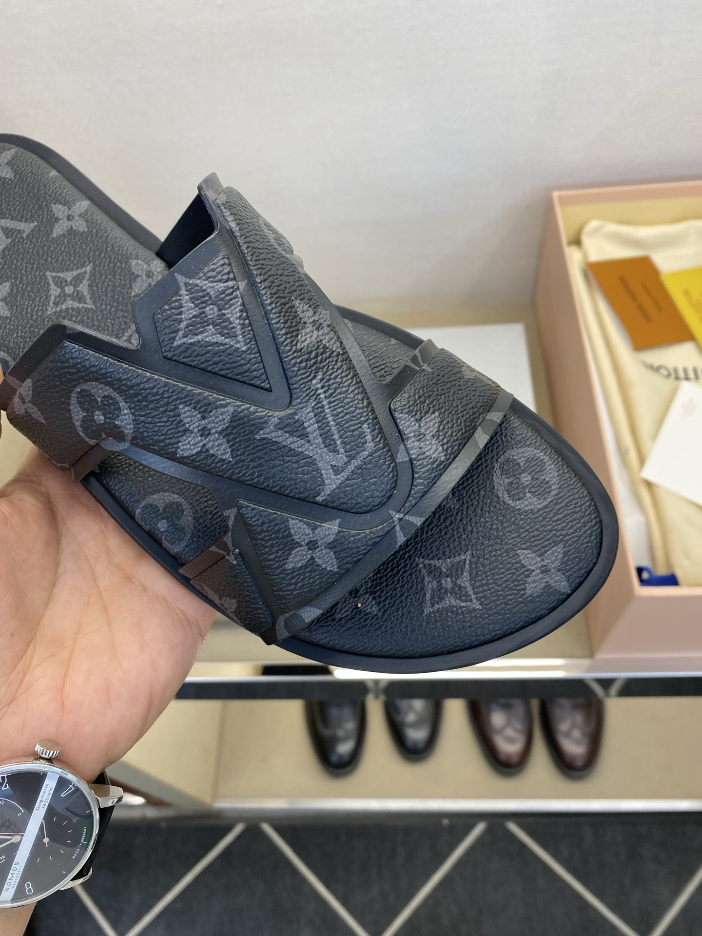 ⚠️【L *V】⚠️高品质,顶尖工艺品⚠️男士拖鞋⚠️正码:38 -45,46,47,订做⚠最新经典L老 ⚠️【L *V】⚠️高品质,顶尖工艺品⚠️男士拖鞋⚠️正码:38 -45,46,47,订做⚠最新经典L老