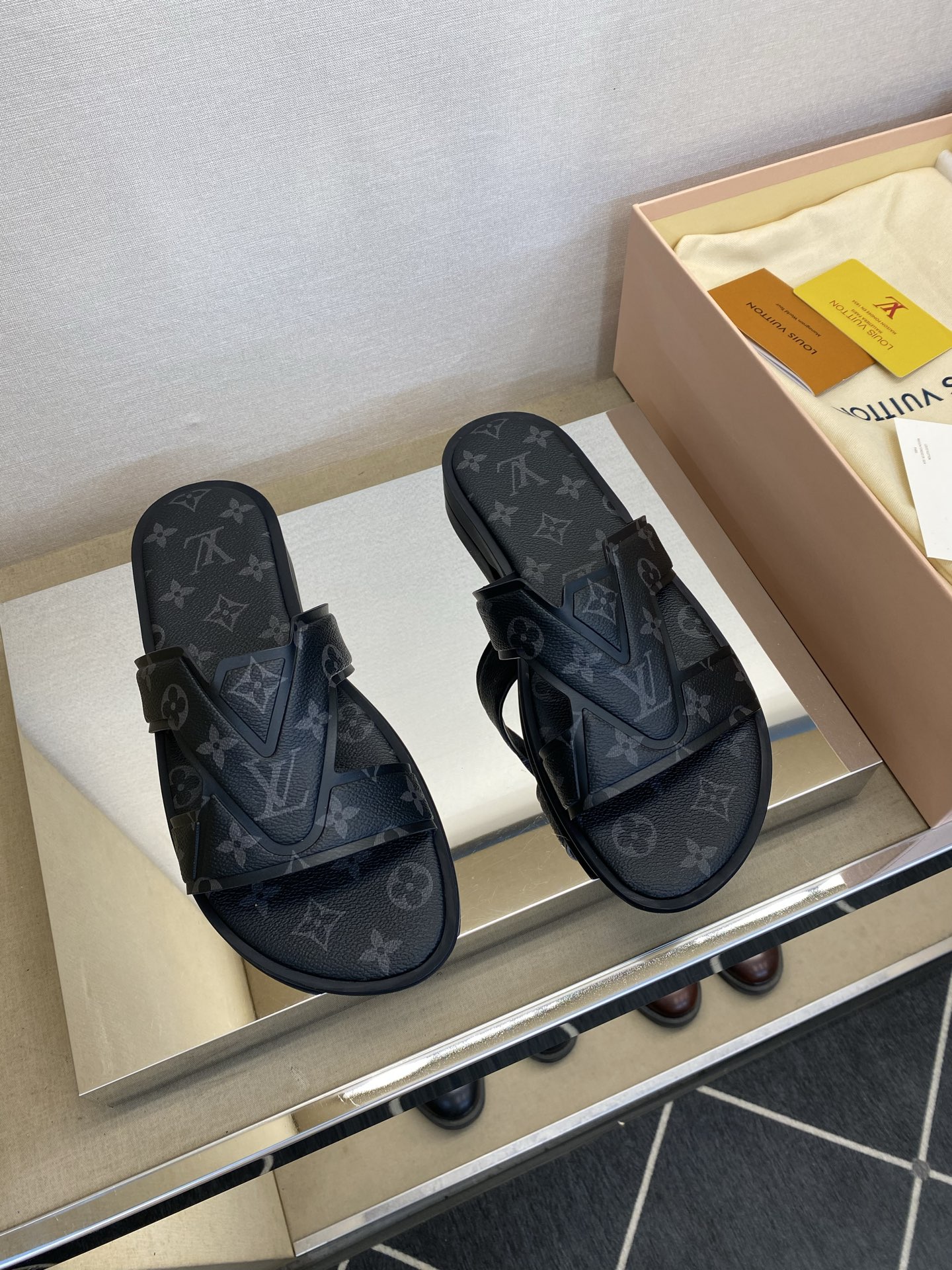 ⚠️【L ＊V】⚠️高品质，顶尖工艺品⚠️男士拖鞋⚠️正码：38 －45，46，47，订做⚠最新经典L老
