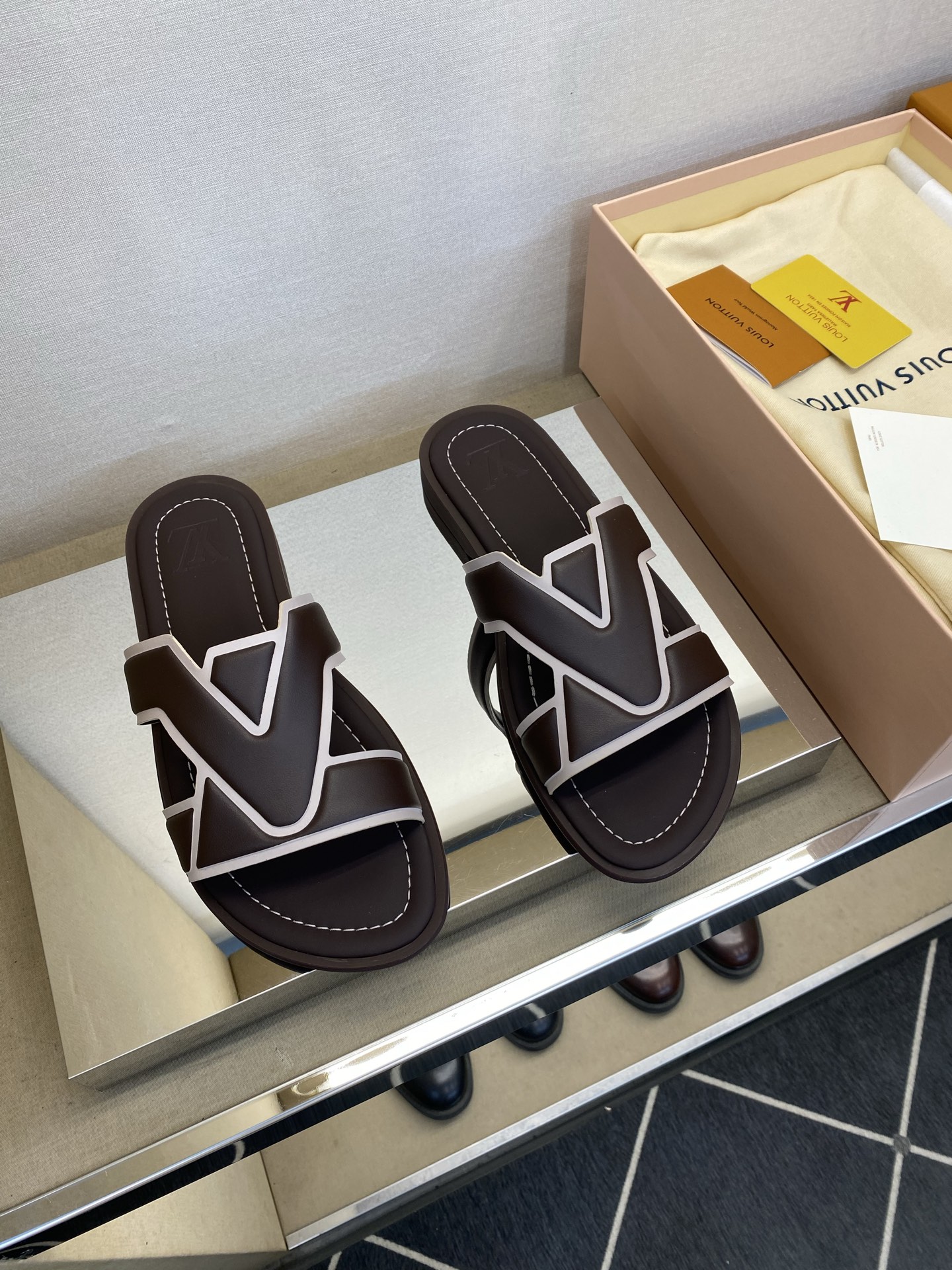 ⚠️【L ＊V】⚠️高品质，顶尖工艺品⚠️男士拖鞋⚠️正码：38 －45，46，47，订做⚠最新经典L老