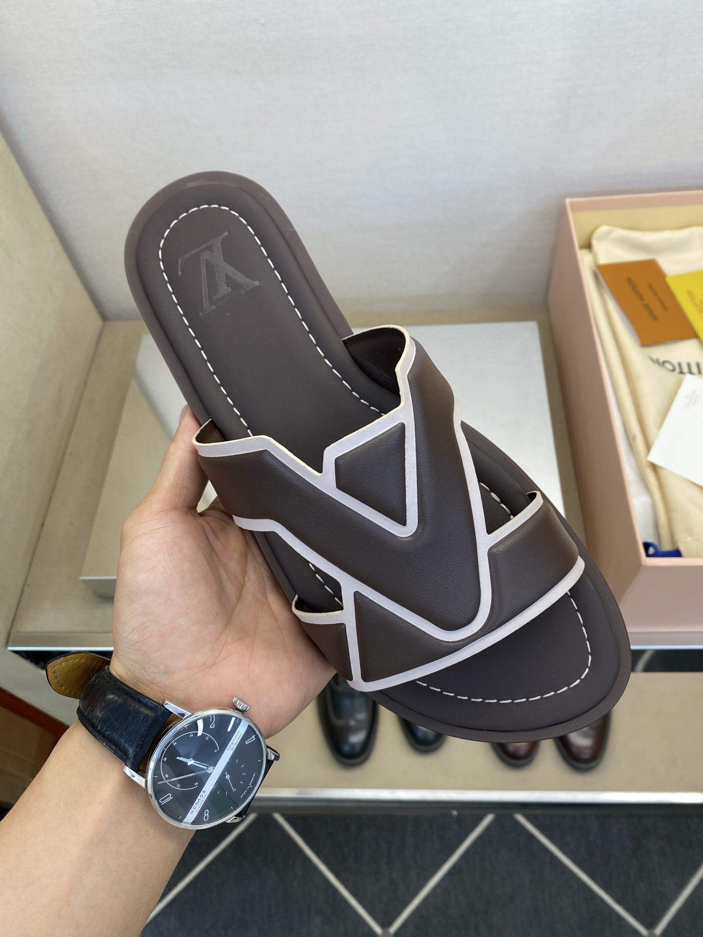 ⚠️【L *V】⚠️高品质,顶尖工艺品⚠️男士拖鞋⚠️正码:38 -45,46,47,订做⚠最新经典L老 ⚠️【L *V】⚠️高品质,顶尖工艺品⚠️男士拖鞋⚠️正码:38 -45,46,47,订做⚠最新经典L老