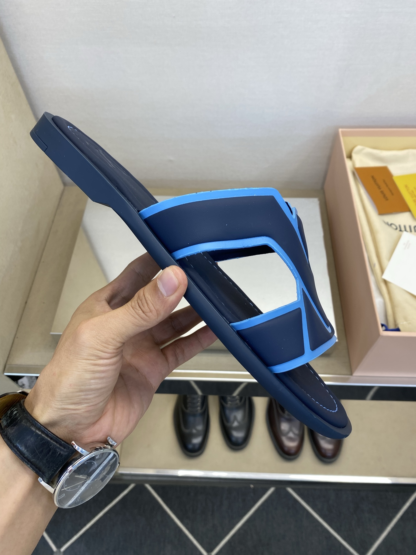 ⚠️【L *V】⚠️高品质,顶尖工艺品⚠️男士拖鞋⚠️正码:38 -45,46,47,订做⚠最新经典L老 ⚠️【L *V】⚠️高品质,顶尖工艺品⚠️男士拖鞋⚠️正码:38 -45,46,47,订做⚠最新经典L老