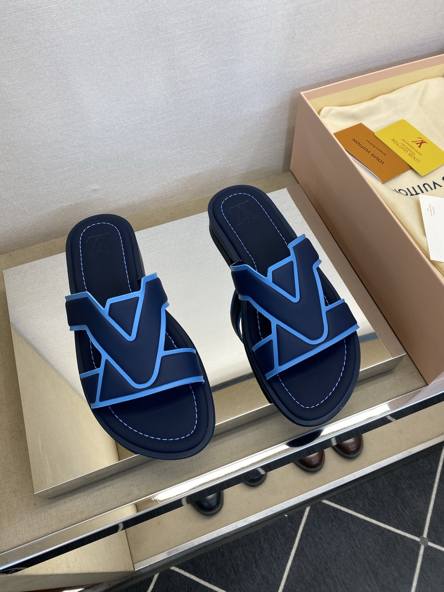 ⚠️【L ＊V】⚠️高品质，顶尖工艺品⚠️男士拖鞋⚠️正码：38 －45，46，47，订做⚠最新经典L老