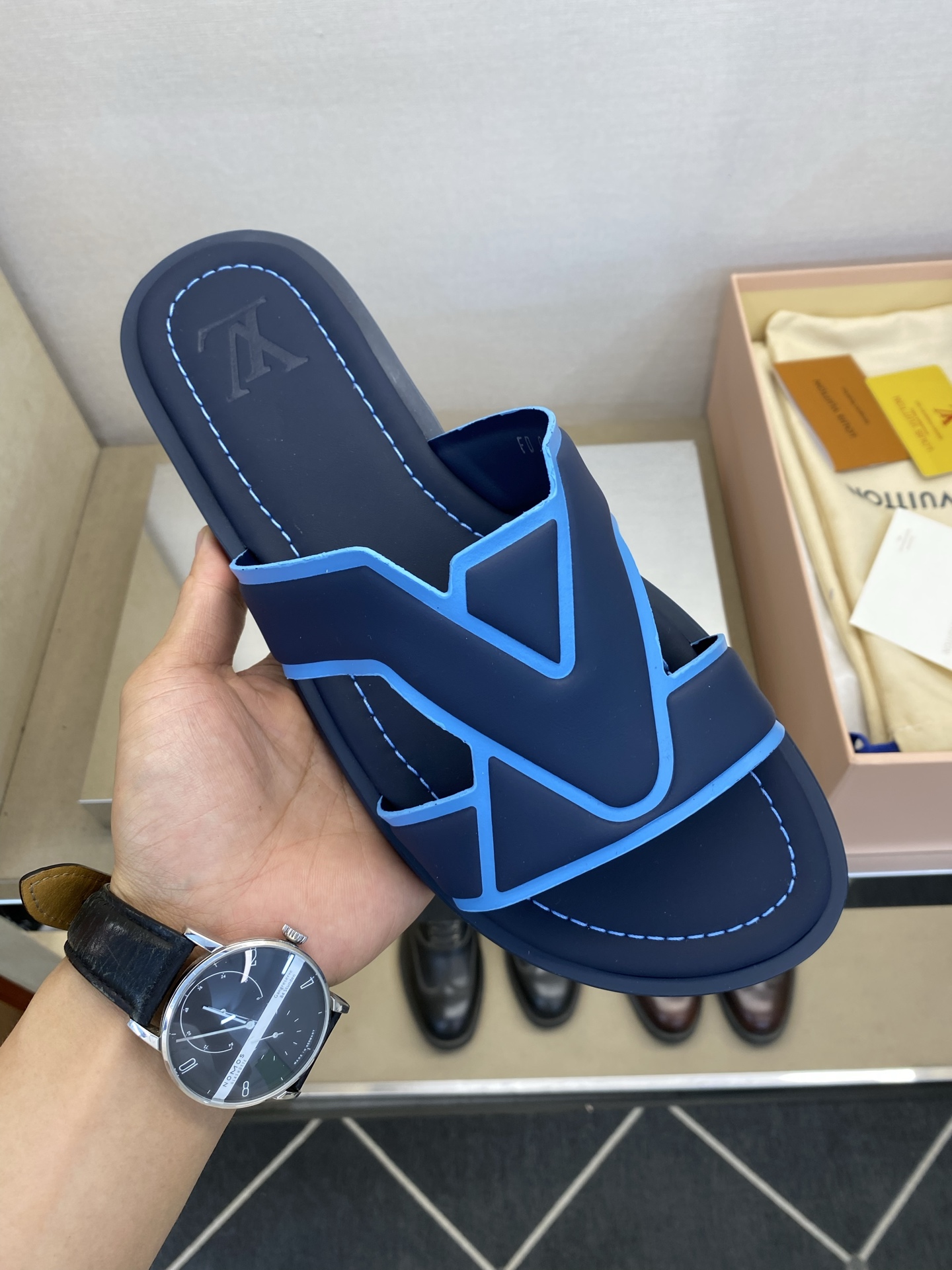 ⚠️【L *V】⚠️高品质,顶尖工艺品⚠️男士拖鞋⚠️正码:38 -45,46,47,订做⚠最新经典L老 ⚠️【L *V】⚠️高品质,顶尖工艺品⚠️男士拖鞋⚠️正码:38 -45,46,47,订做⚠最新经典L老
