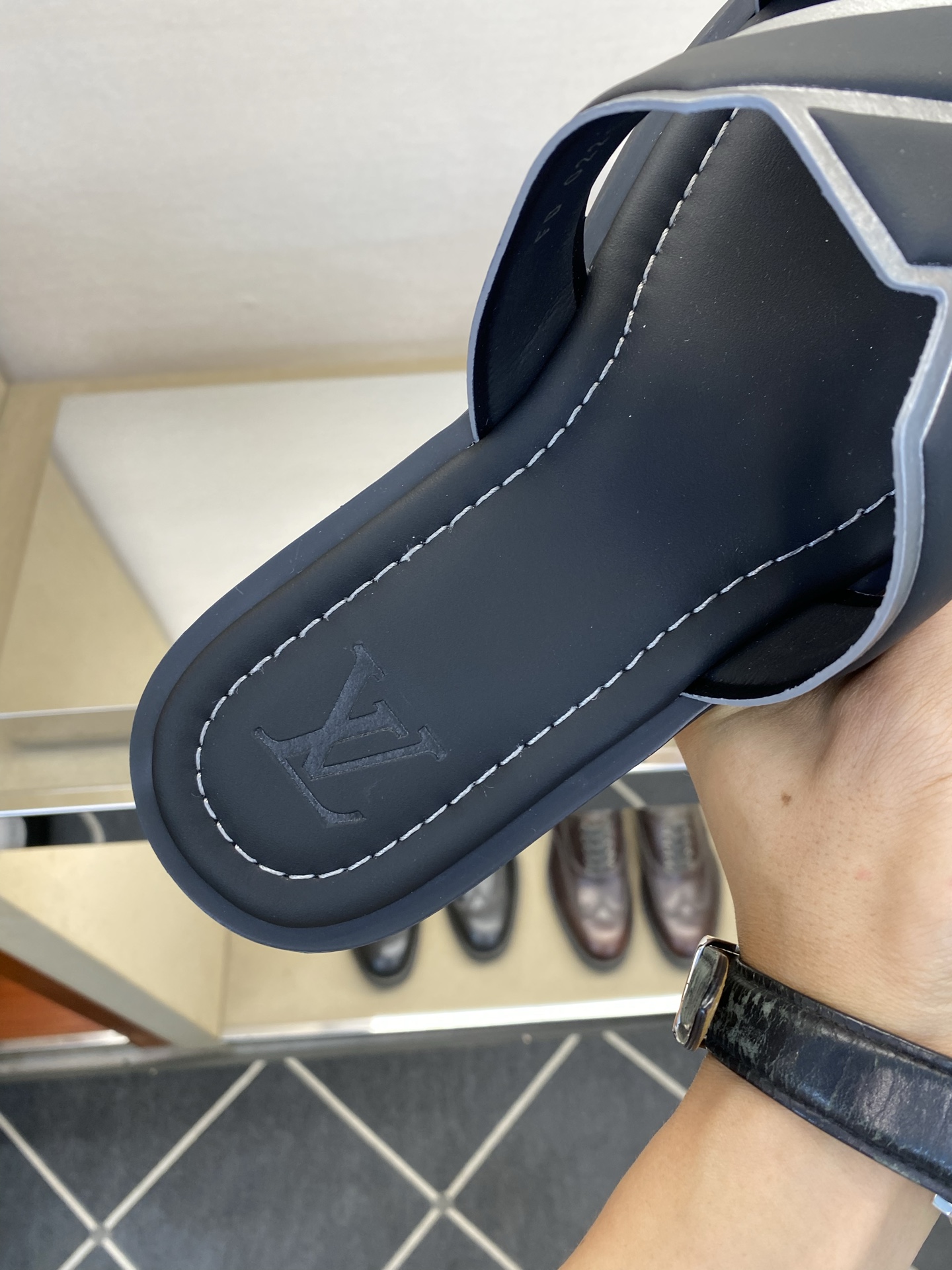 ⚠️【L *V】⚠️高品质,顶尖工艺品⚠️男士拖鞋⚠️正码:38 -45,46,47,订做⚠最新经典L老 ⚠️【L *V】⚠️高品质,顶尖工艺品⚠️男士拖鞋⚠️正码:38 -45,46,47,订做⚠最新经典L老