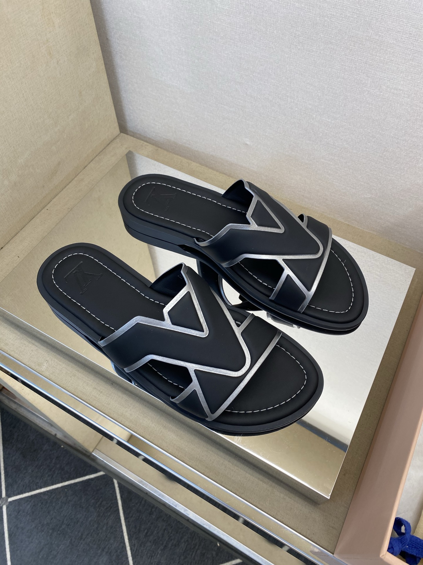 ⚠️【L *V】⚠️高品质,顶尖工艺品⚠️男士拖鞋⚠️正码:38 -45,46,47,订做⚠最新经典L老 ⚠️【L *V】⚠️高品质,顶尖工艺品⚠️男士拖鞋⚠️正码:38 -45,46,47,订做⚠最新经典L老