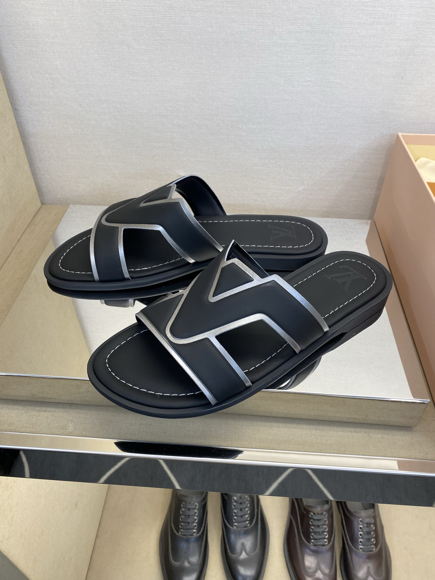 ⚠️【L *V】⚠️高品质,顶尖工艺品⚠️男士拖鞋⚠️正码:38 -45,46,47,订做⚠最新经典L老 ⚠️【L *V】⚠️高品质,顶尖工艺品⚠️男士拖鞋⚠️正码:38 -45,46,47,订做⚠最新经典L老