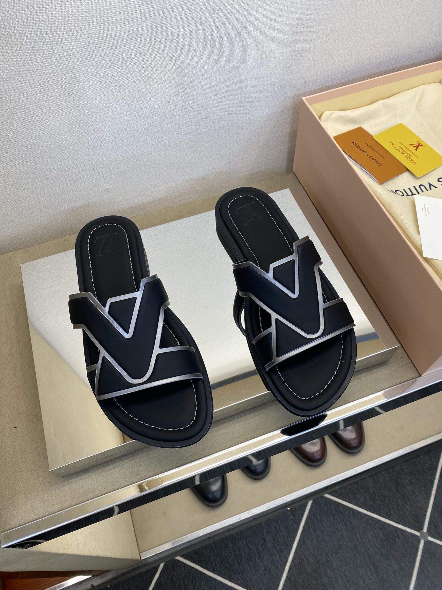 ⚠️【L ＊V】⚠️高品质，顶尖工艺品⚠️男士拖鞋⚠️正码：38 －45，46，47，订做⚠最新经典L老