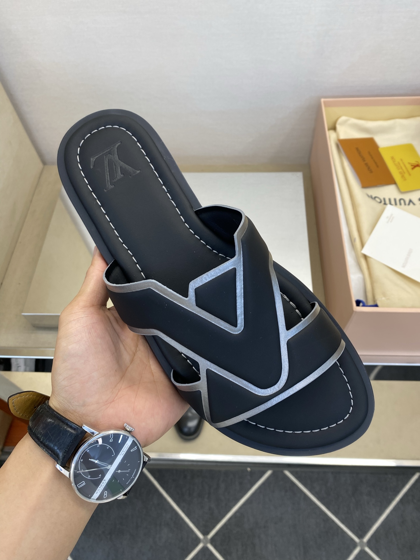 ⚠️【L *V】⚠️高品质,顶尖工艺品⚠️男士拖鞋⚠️正码:38 -45,46,47,订做⚠最新经典L老 ⚠️【L *V】⚠️高品质,顶尖工艺品⚠️男士拖鞋⚠️正码:38 -45,46,47,订做⚠最新经典L老
