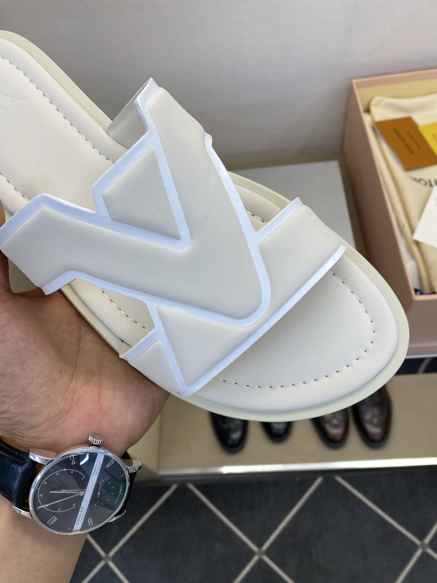 ⚠️【L *V】⚠️高品质,顶尖工艺品⚠️男士拖鞋⚠️正码:38 -45,46,47,订做⚠最新经典L老 ⚠️【L *V】⚠️高品质,顶尖工艺品⚠️男士拖鞋⚠️正码:38 -45,46,47,订做⚠最新经典L老