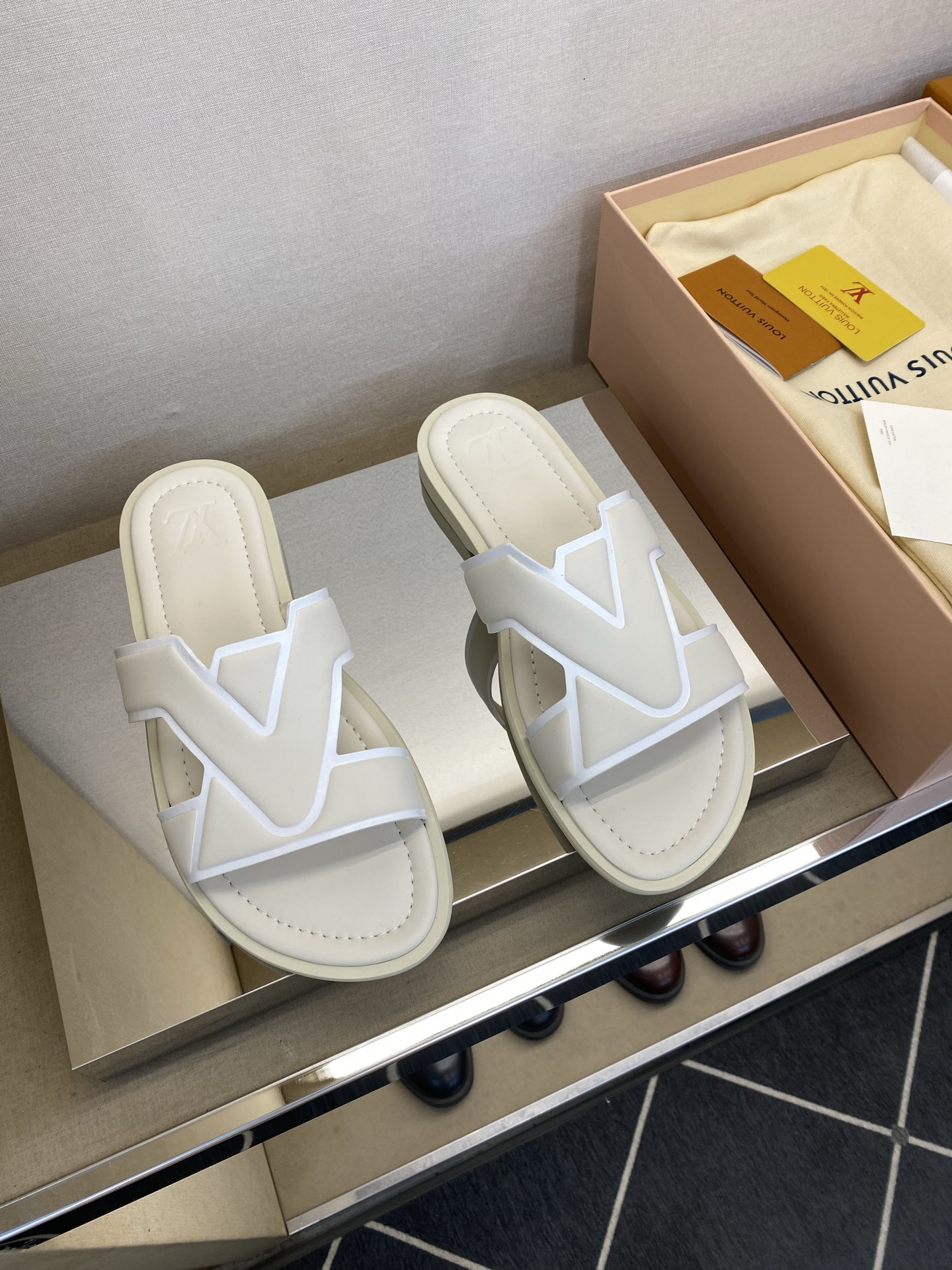 ⚠️【L ＊V】⚠️高品质，顶尖工艺品⚠️男士拖鞋⚠️正码：38 －45，46，47，订做⚠最新经典L老