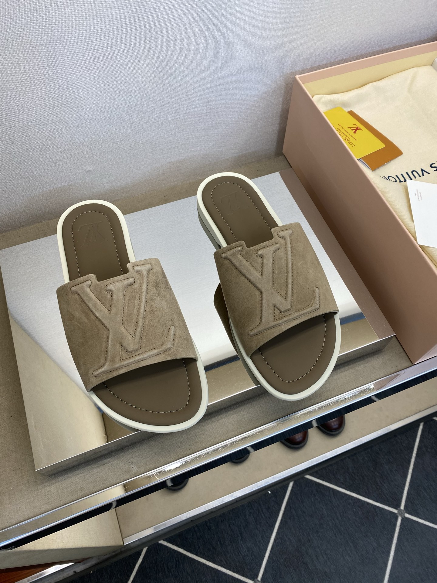 ⚠️【L ＊V】⚠️高品质，顶尖工艺品⚠️男士拖鞋⚠️正码：38 －45，46，47，订做⚠最新经典L压