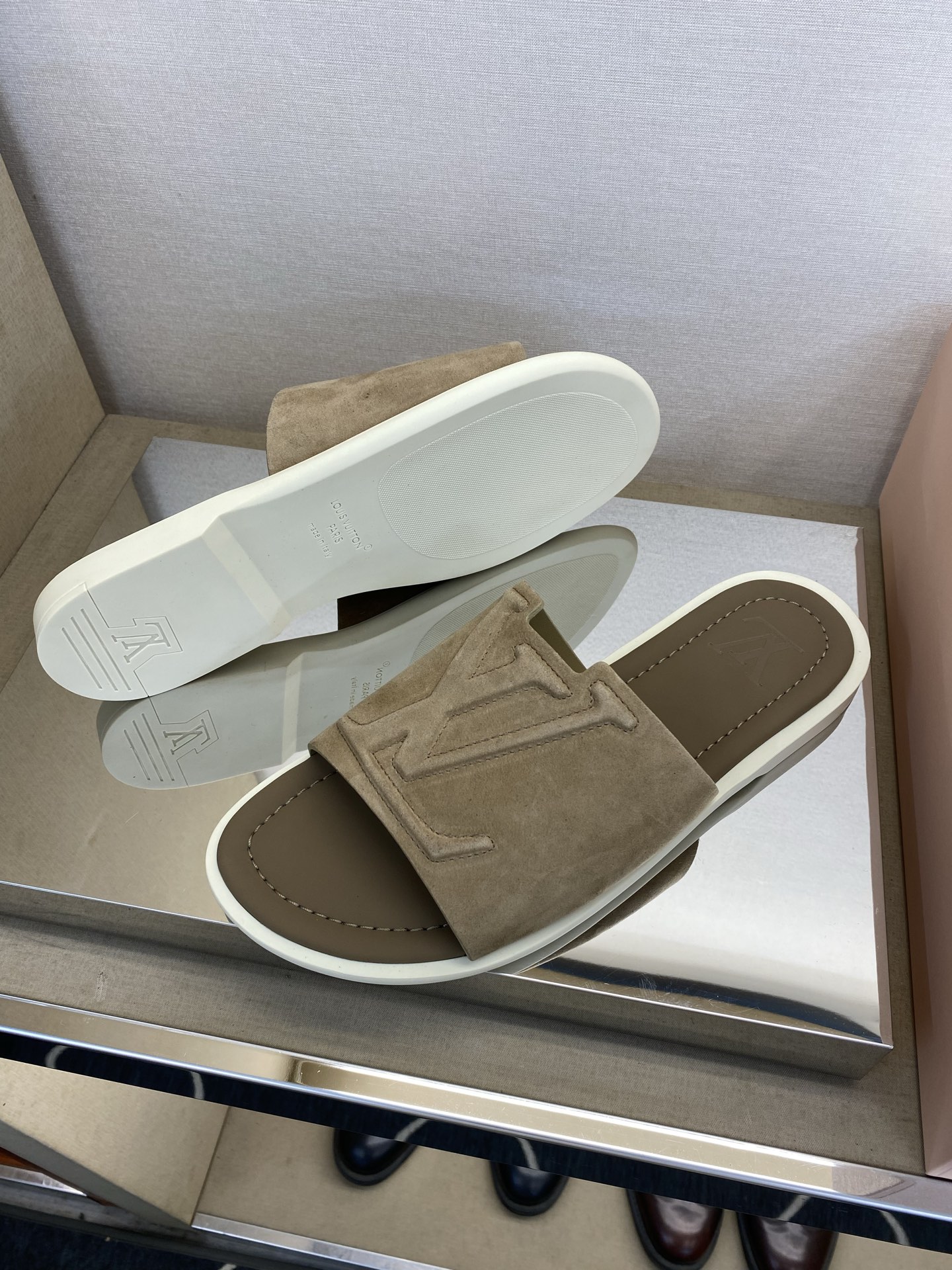 ⚠️【L *V】⚠️高品质,顶尖工艺品⚠️男士拖鞋⚠️正码:38 -45,46,47,订做⚠最新经典L压 ⚠️【L *V】⚠️高品质,顶尖工艺品⚠️男士拖鞋⚠️正码:38 -45,46,47,订做⚠最新经典L压