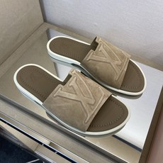 ⚠️【L *V】⚠️高品质,顶尖工艺品⚠️男士拖鞋⚠️正码:38 -45,46,47,订做⚠最新经典L压 ⚠️【L *V】⚠️高品质,顶尖工艺品⚠️男士拖鞋⚠️正码:38 -45,46,47,订做⚠最新经典L压