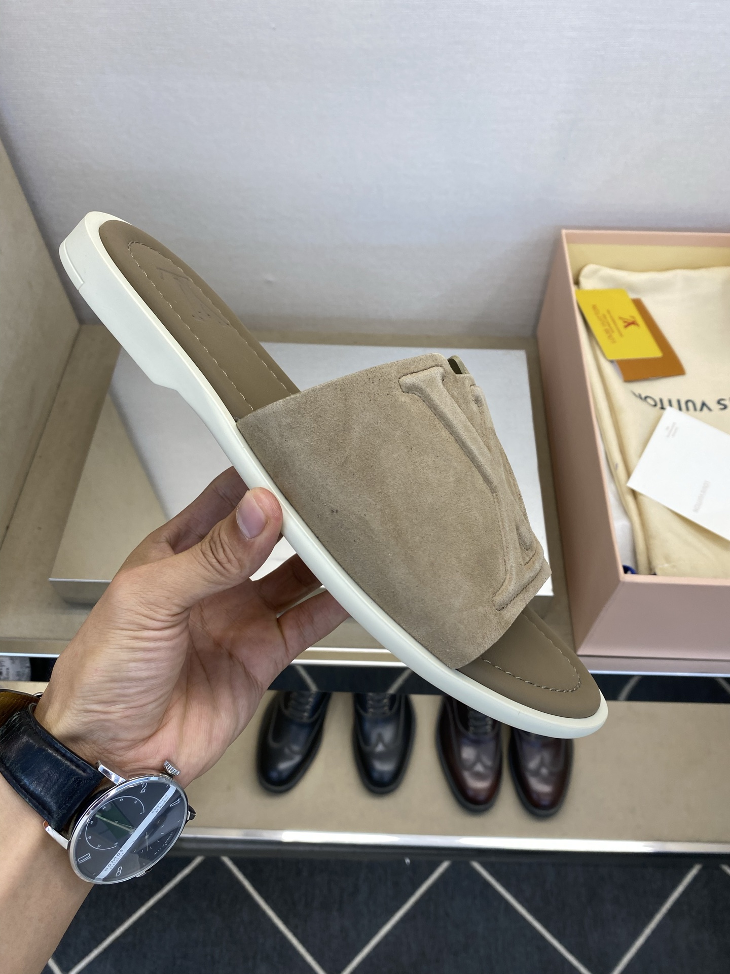 ⚠️【L *V】⚠️高品质,顶尖工艺品⚠️男士拖鞋⚠️正码:38 -45,46,47,订做⚠最新经典L压 ⚠️【L *V】⚠️高品质,顶尖工艺品⚠️男士拖鞋⚠️正码:38 -45,46,47,订做⚠最新经典L压