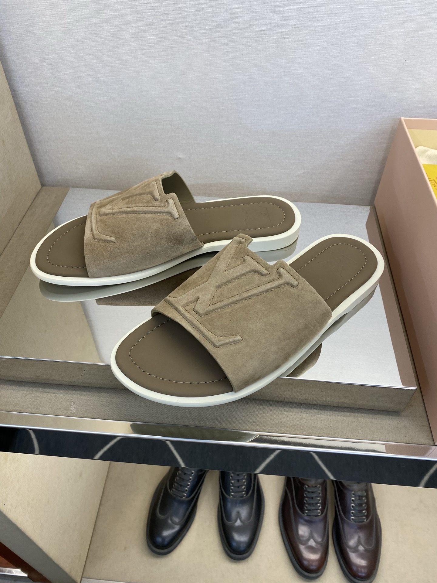 ⚠️【L *V】⚠️高品质,顶尖工艺品⚠️男士拖鞋⚠️正码:38 -45,46,47,订做⚠最新经典L压 ⚠️【L *V】⚠️高品质,顶尖工艺品⚠️男士拖鞋⚠️正码:38 -45,46,47,订做⚠最新经典L压