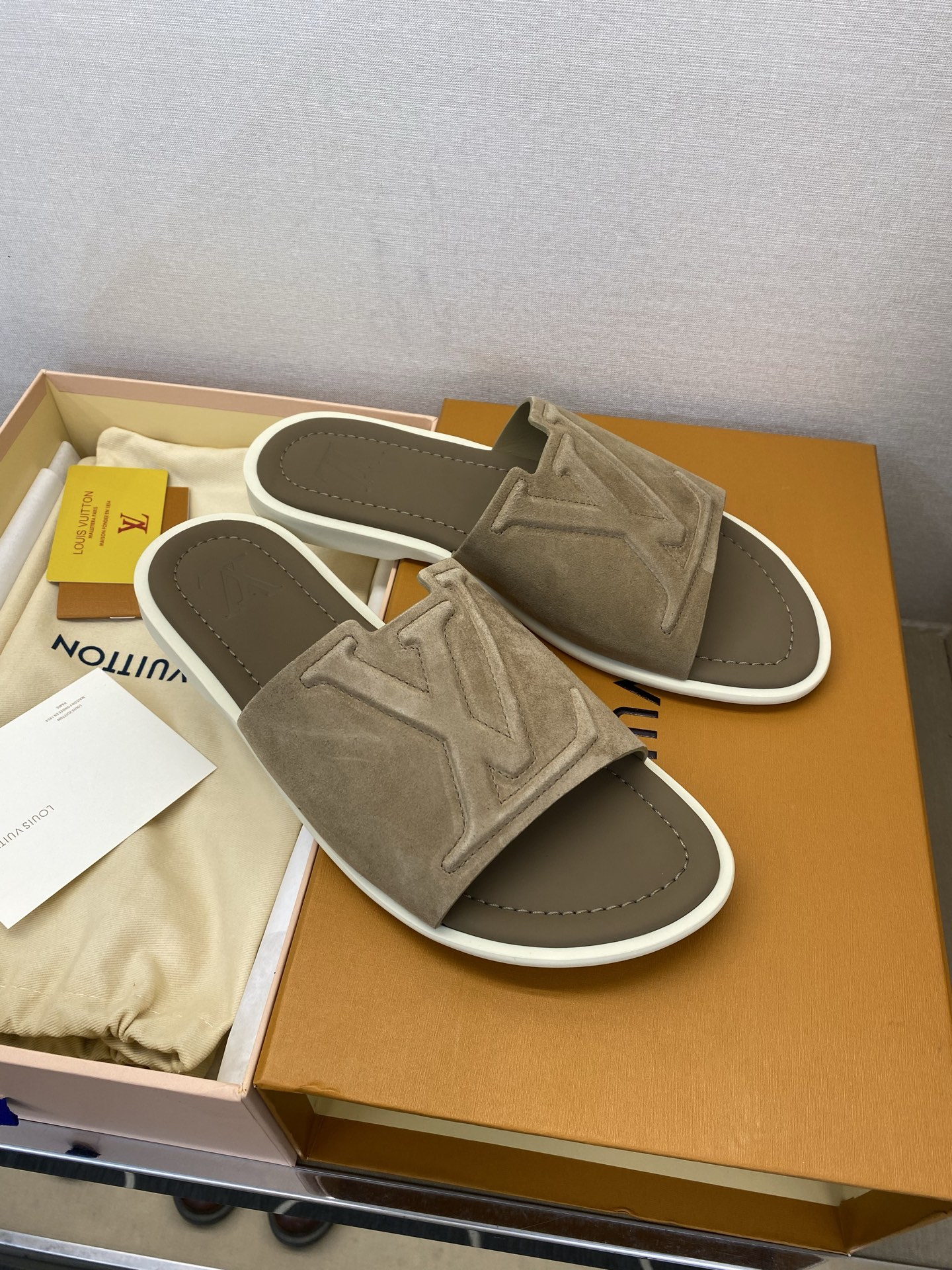 ⚠️【L *V】⚠️高品质,顶尖工艺品⚠️男士拖鞋⚠️正码:38 -45,46,47,订做⚠最新经典L压 ⚠️【L *V】⚠️高品质,顶尖工艺品⚠️男士拖鞋⚠️正码:38 -45,46,47,订做⚠最新经典L压