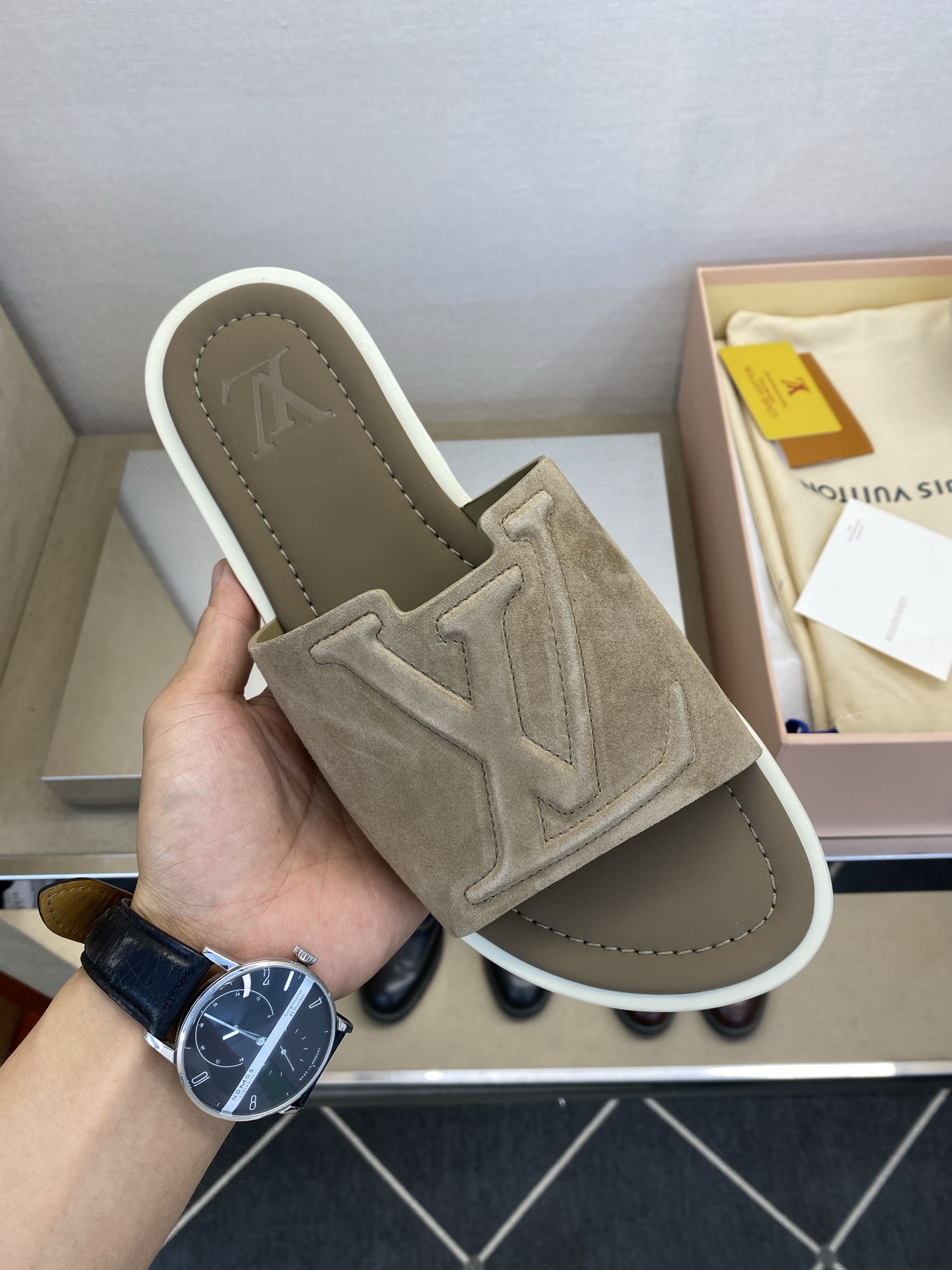 ⚠️【L *V】⚠️高品质,顶尖工艺品⚠️男士拖鞋⚠️正码:38 -45,46,47,订做⚠最新经典L压 ⚠️【L *V】⚠️高品质,顶尖工艺品⚠️男士拖鞋⚠️正码:38 -45,46,47,订做⚠最新经典L压