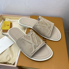 ⚠️【L *V】⚠️高品质,顶尖工艺品⚠️男士拖鞋⚠️正码:38 -45,46,47,订做⚠最新经典L压 ⚠️【L *V】⚠️高品质,顶尖工艺品⚠️男士拖鞋⚠️正码:38 -45,46,47,订做⚠最新经典L压