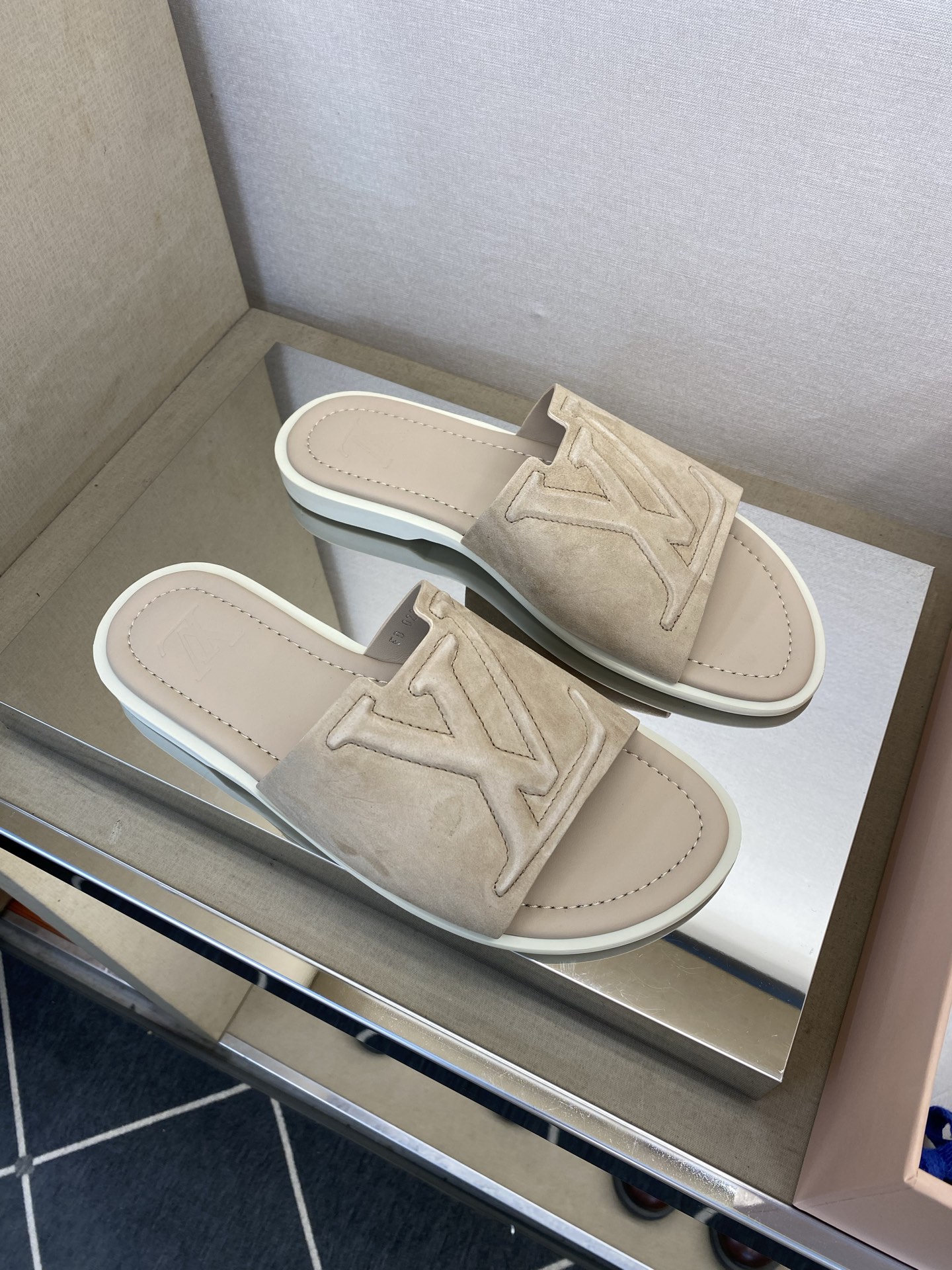 ⚠️【L *V】⚠️高品质,顶尖工艺品⚠️男士拖鞋⚠️正码:38 -45,46,47,订做⚠最新经典L压 ⚠️【L *V】⚠️高品质,顶尖工艺品⚠️男士拖鞋⚠️正码:38 -45,46,47,订做⚠最新经典L压