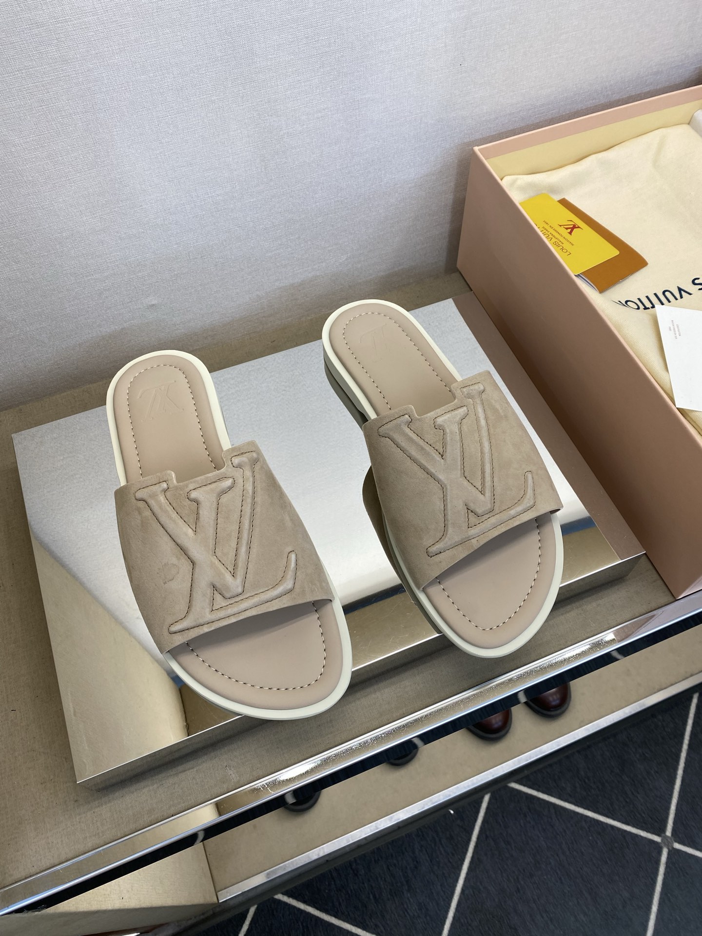 ⚠️【L ＊V】⚠️高品质，顶尖工艺品⚠️男士拖鞋⚠️正码：38 －45，46，47，订做⚠最新经典L压