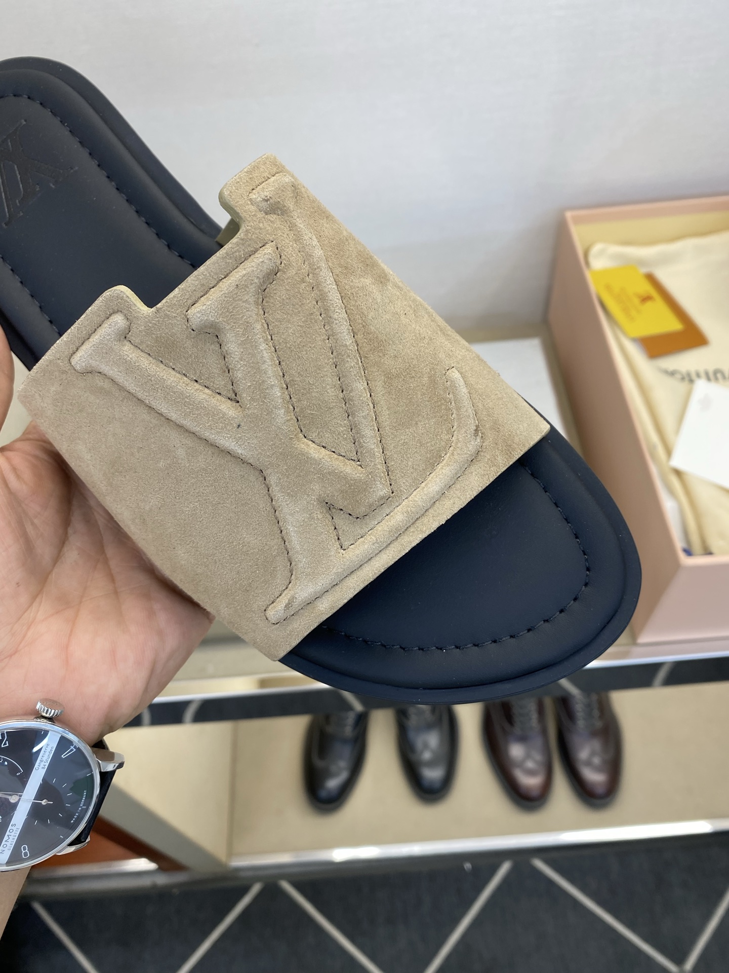 ⚠️【L *V】⚠️高品质,顶尖工艺品⚠️男士拖鞋⚠️正码:38 -45,46,47,订做⚠最新经典L压 ⚠️【L *V】⚠️高品质,顶尖工艺品⚠️男士拖鞋⚠️正码:38 -45,46,47,订做⚠最新经典L压
