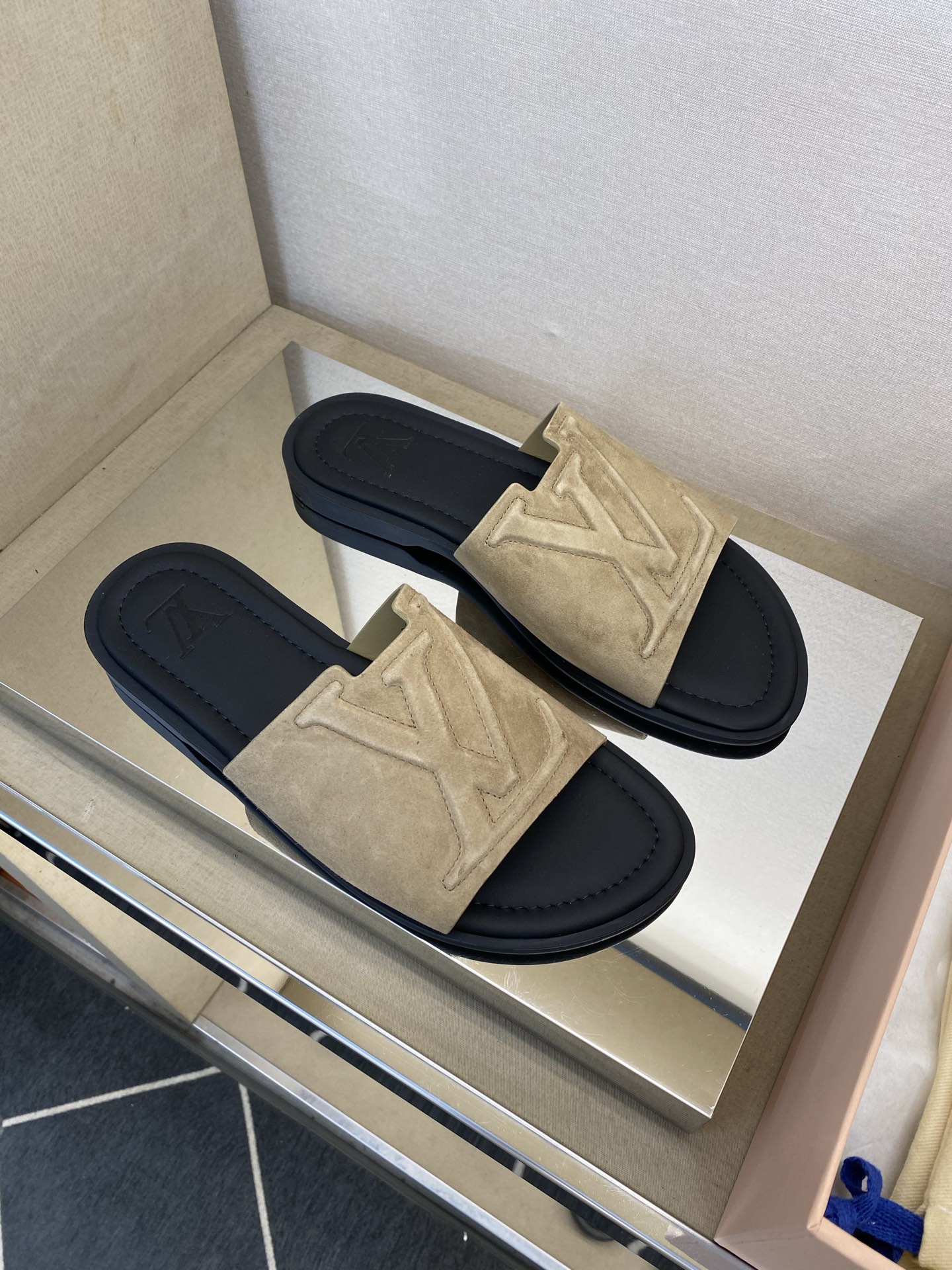 ⚠️【L *V】⚠️高品质,顶尖工艺品⚠️男士拖鞋⚠️正码:38 -45,46,47,订做⚠最新经典L压 ⚠️【L *V】⚠️高品质,顶尖工艺品⚠️男士拖鞋⚠️正码:38 -45,46,47,订做⚠最新经典L压