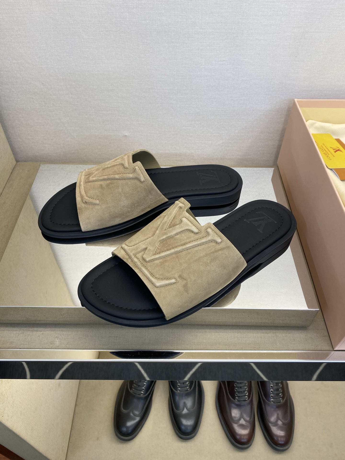 ⚠️【L *V】⚠️高品质,顶尖工艺品⚠️男士拖鞋⚠️正码:38 -45,46,47,订做⚠最新经典L压 ⚠️【L *V】⚠️高品质,顶尖工艺品⚠️男士拖鞋⚠️正码:38 -45,46,47,订做⚠最新经典L压